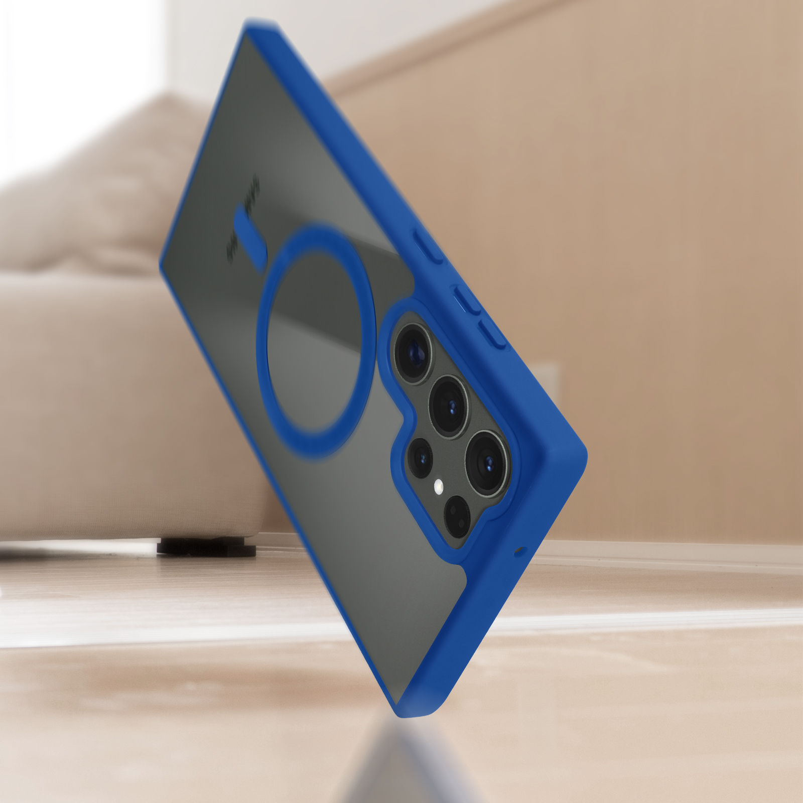 Una custodia trasparente e blu per telefono con un telefono all'interno. Un anello d'argento sul retro. Sfondo sfocato.