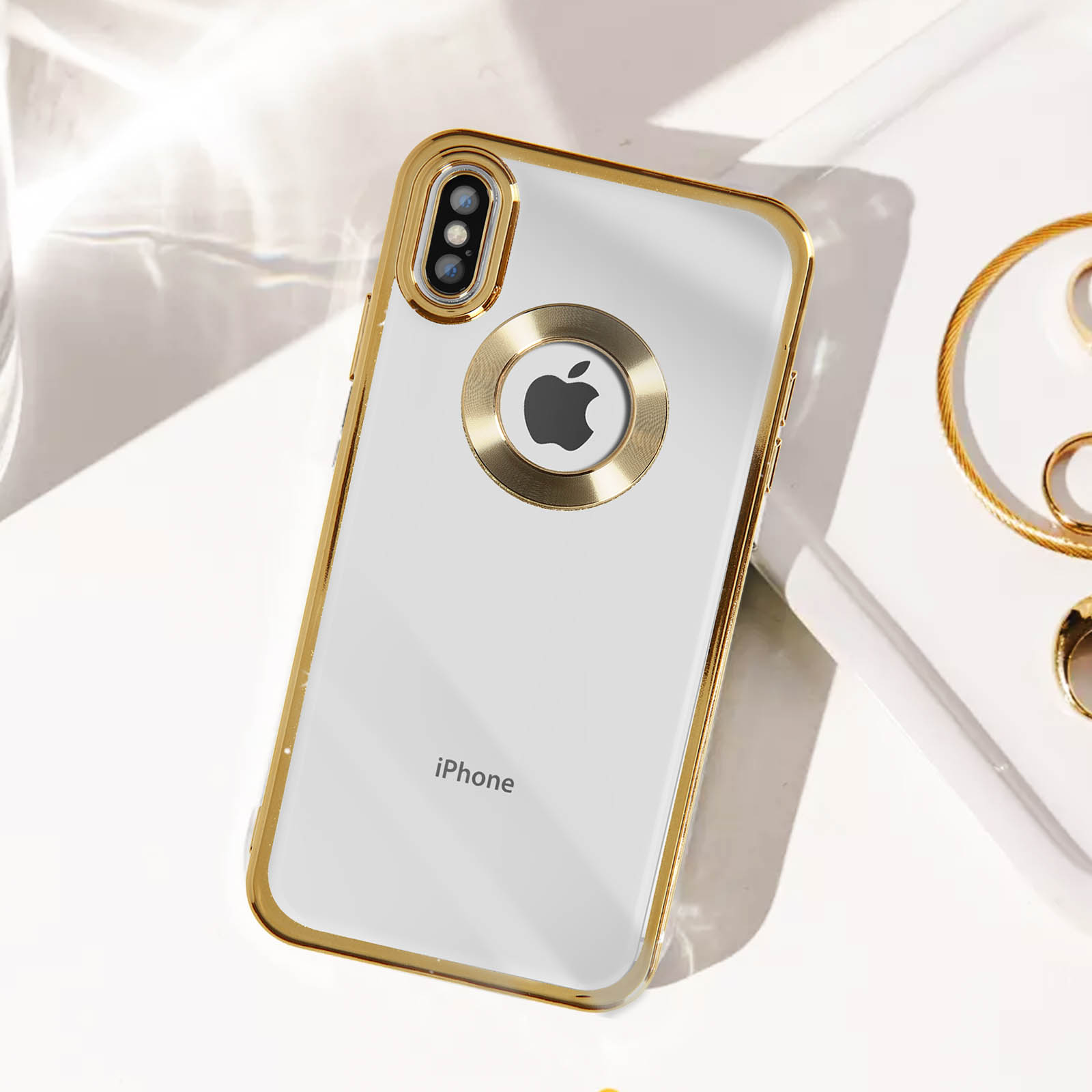 iPhone bianco con finiture dorate e cerchio dorato attorno alla fotocamera. Logo Apple al centro.