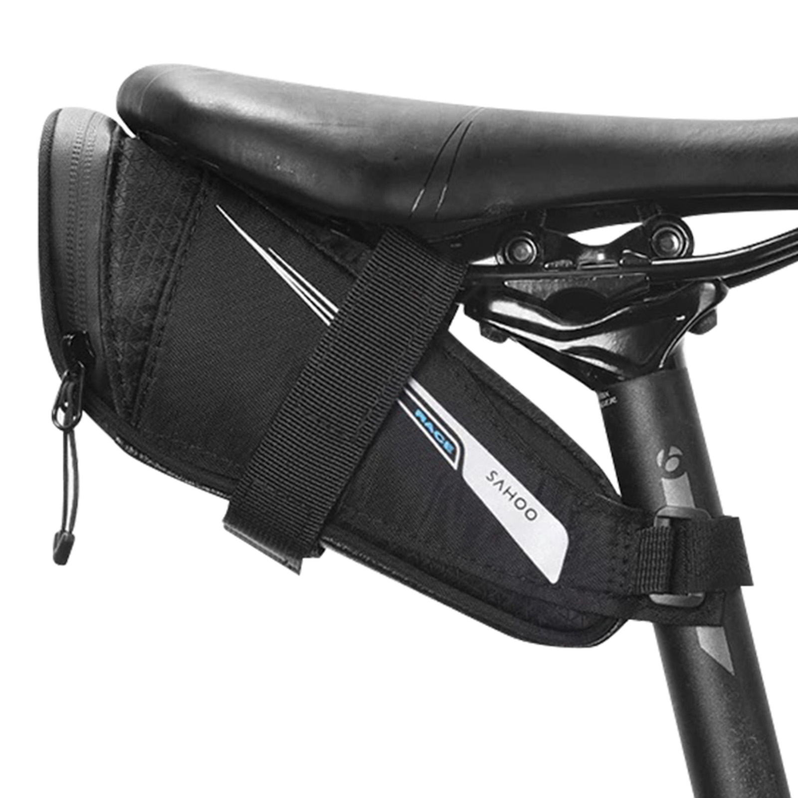Sac noir fixé à une selle de vélo. Il y a une fermeture éclair et une sangle pour la fixation.