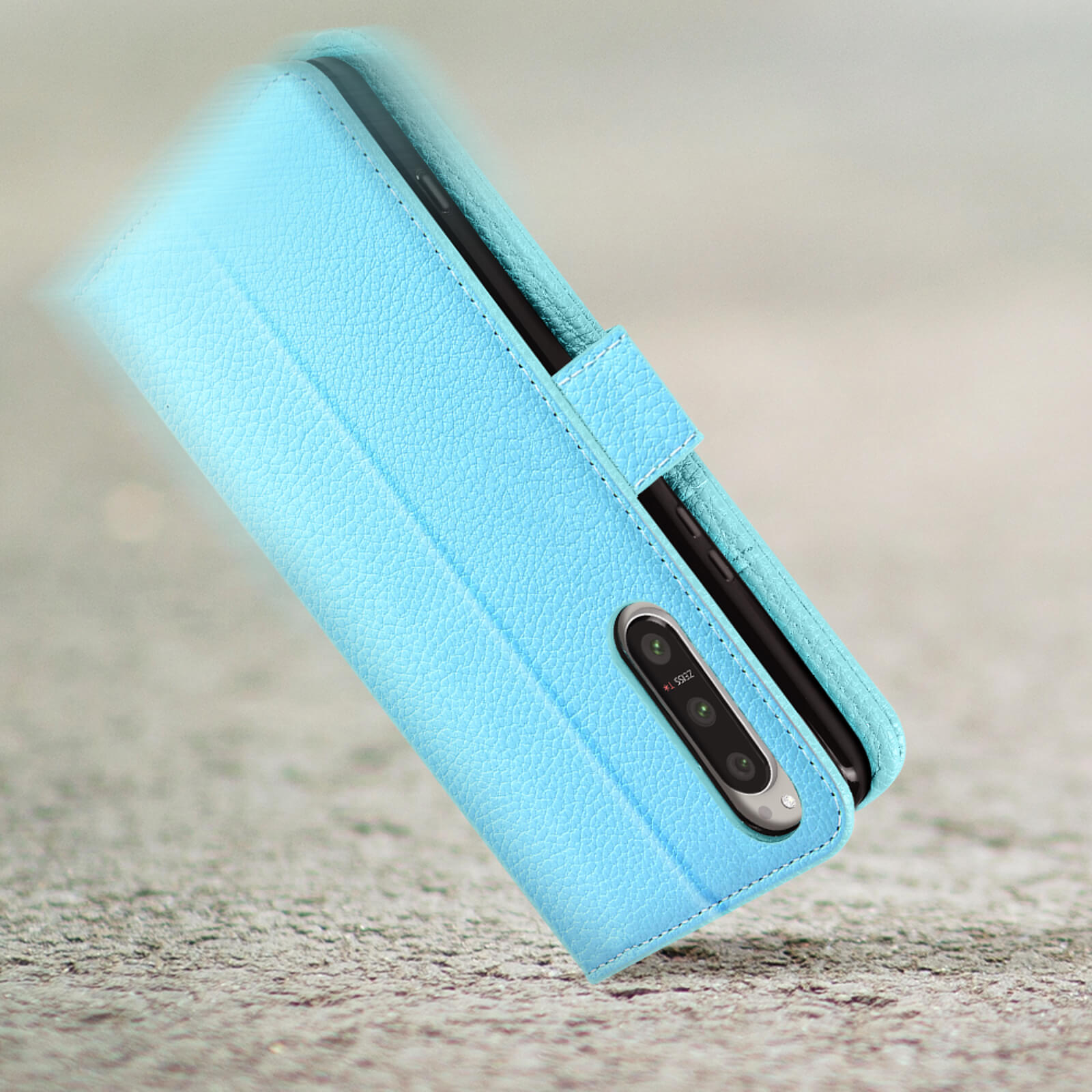 Una funda de teléfono azul claro con un teléfono dentro, en ángulo, sobre una superficie gris.