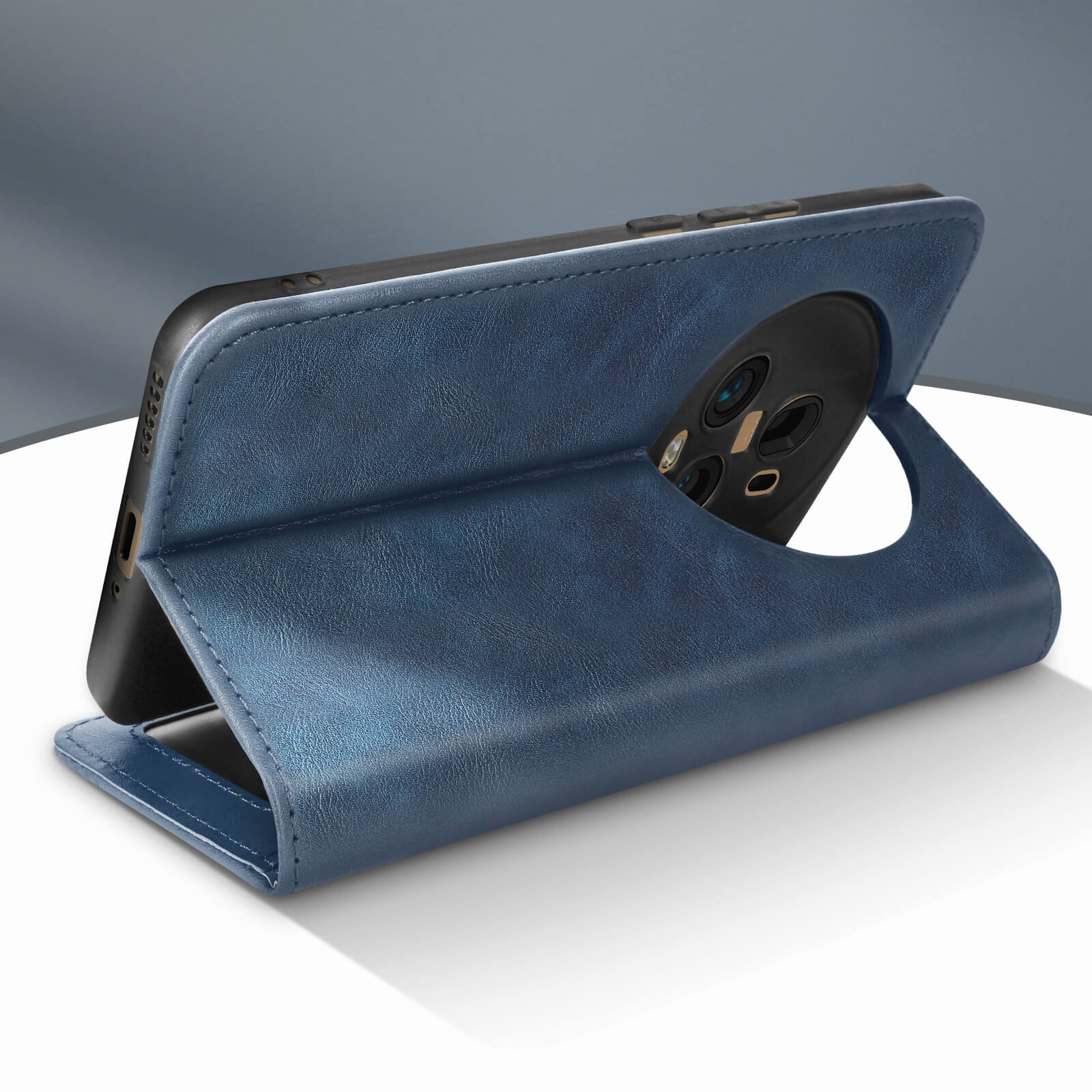 Ein blaues Telefon in einer blauen Lederhülle mit Aussparung für die Kamera.