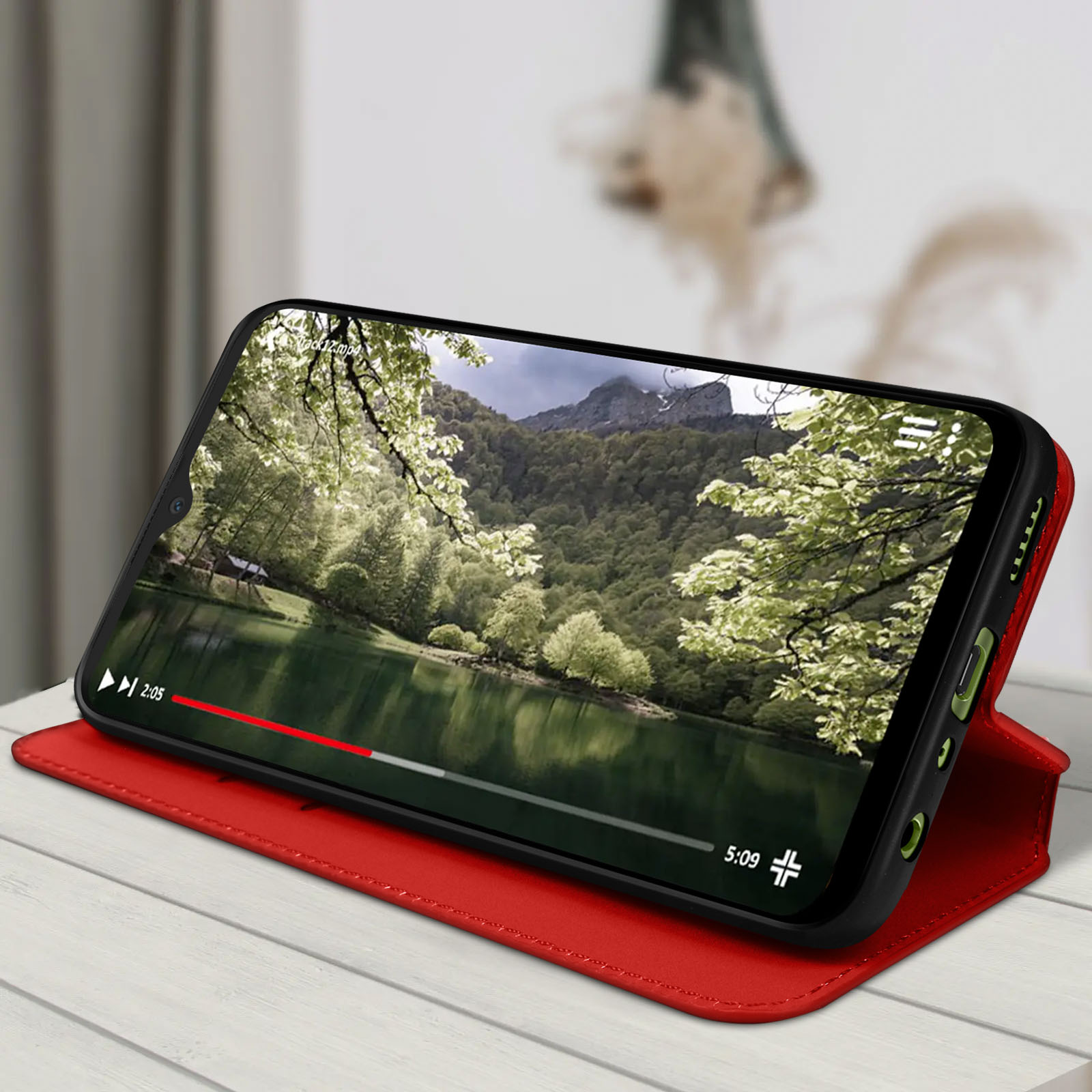 Un telefono che riproduce un video in una custodia rossa.