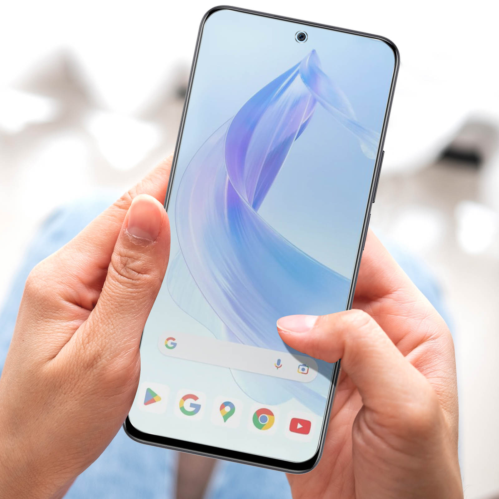 Una persona tiene in mano un telefono che mostra uno schermo con una grafica blu e viola e icone di app.