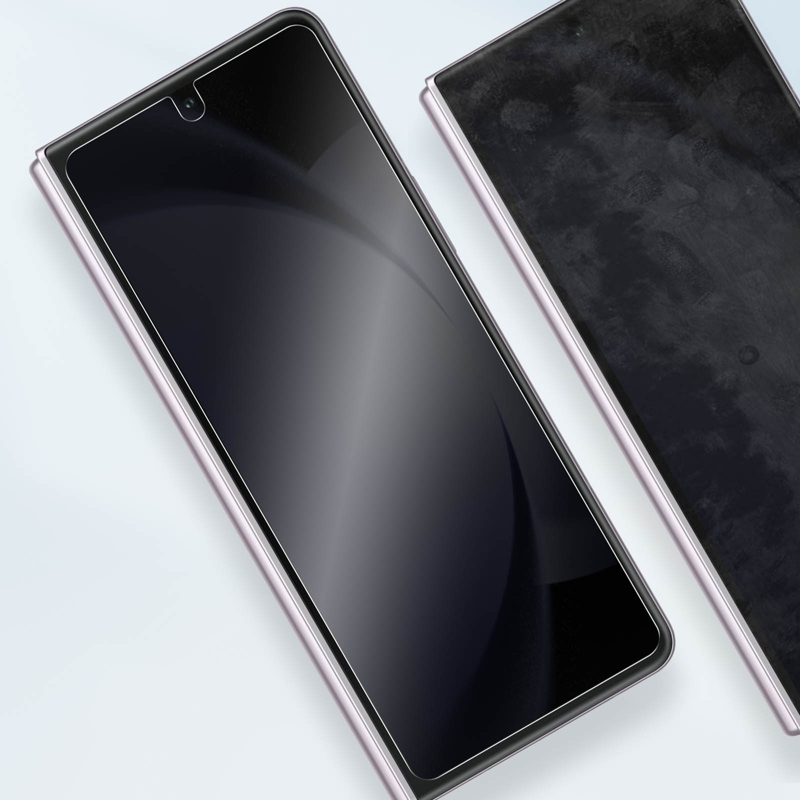 Zwei Smartphones, eines mit angebrachtem Displayschutz.