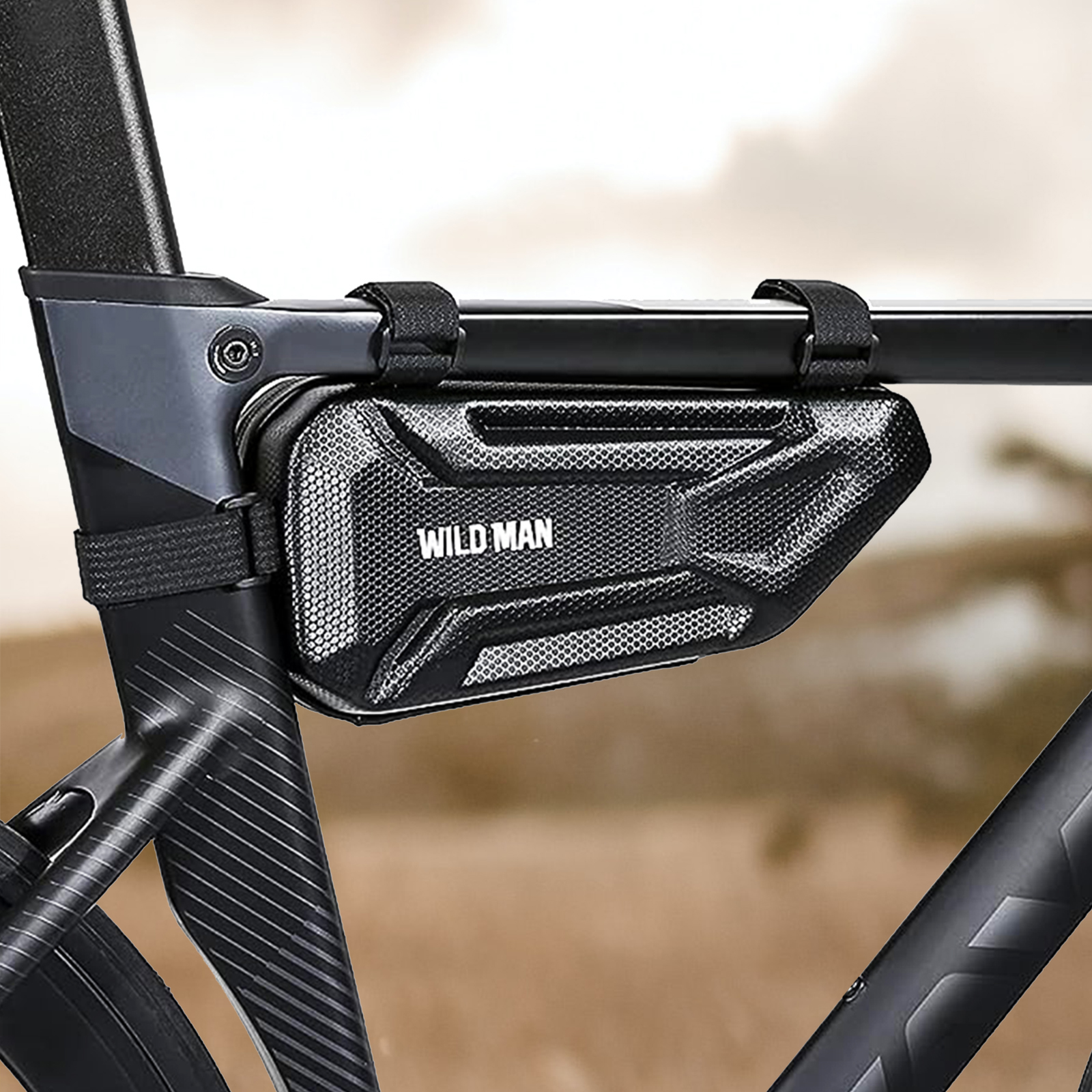 Schwarze WILD MAN Fahrradtasche am Fahrradrahmen montiert, mit Logo.