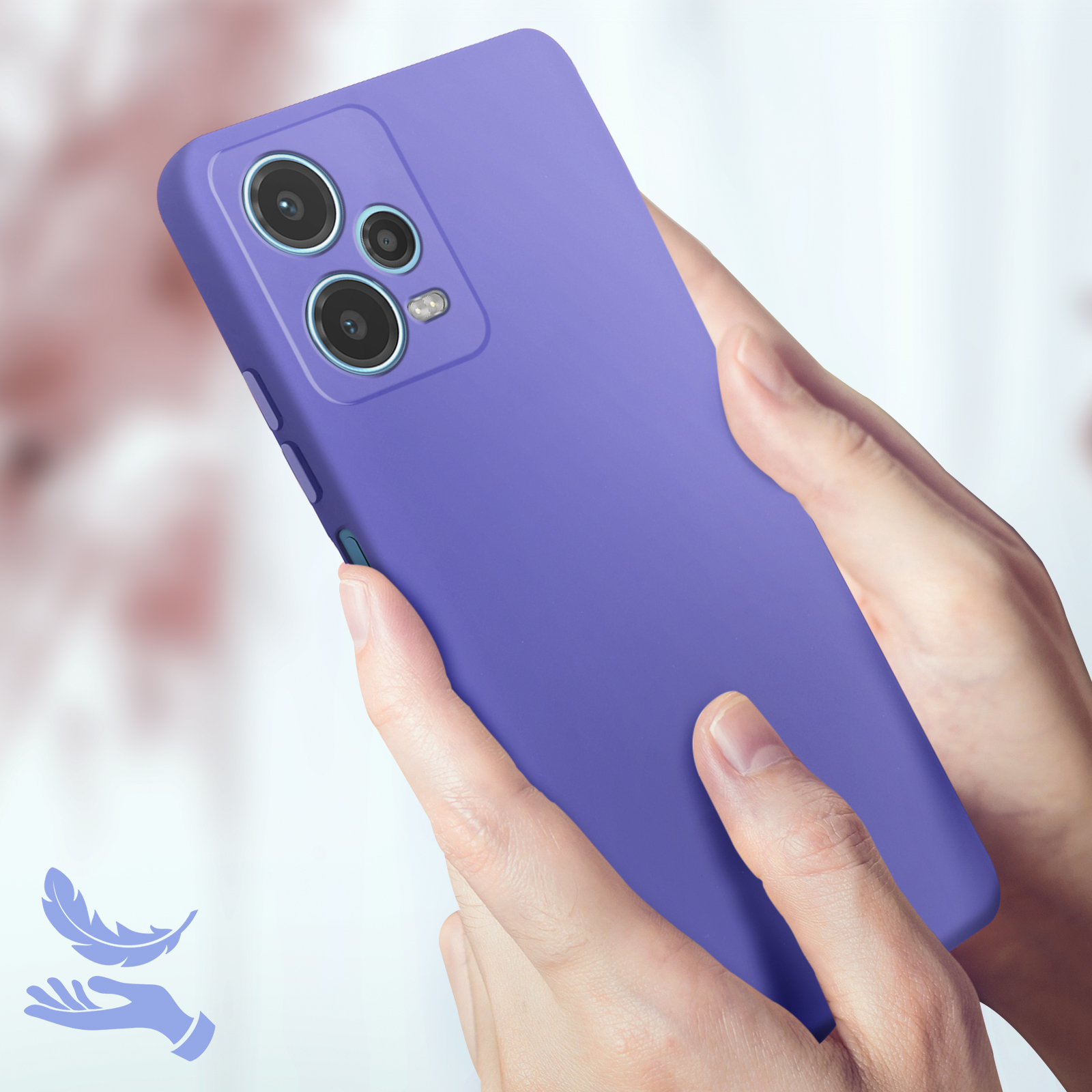 Custodia per telefono viola. Mano che tiene il telefono. Piume sullo sfondo.