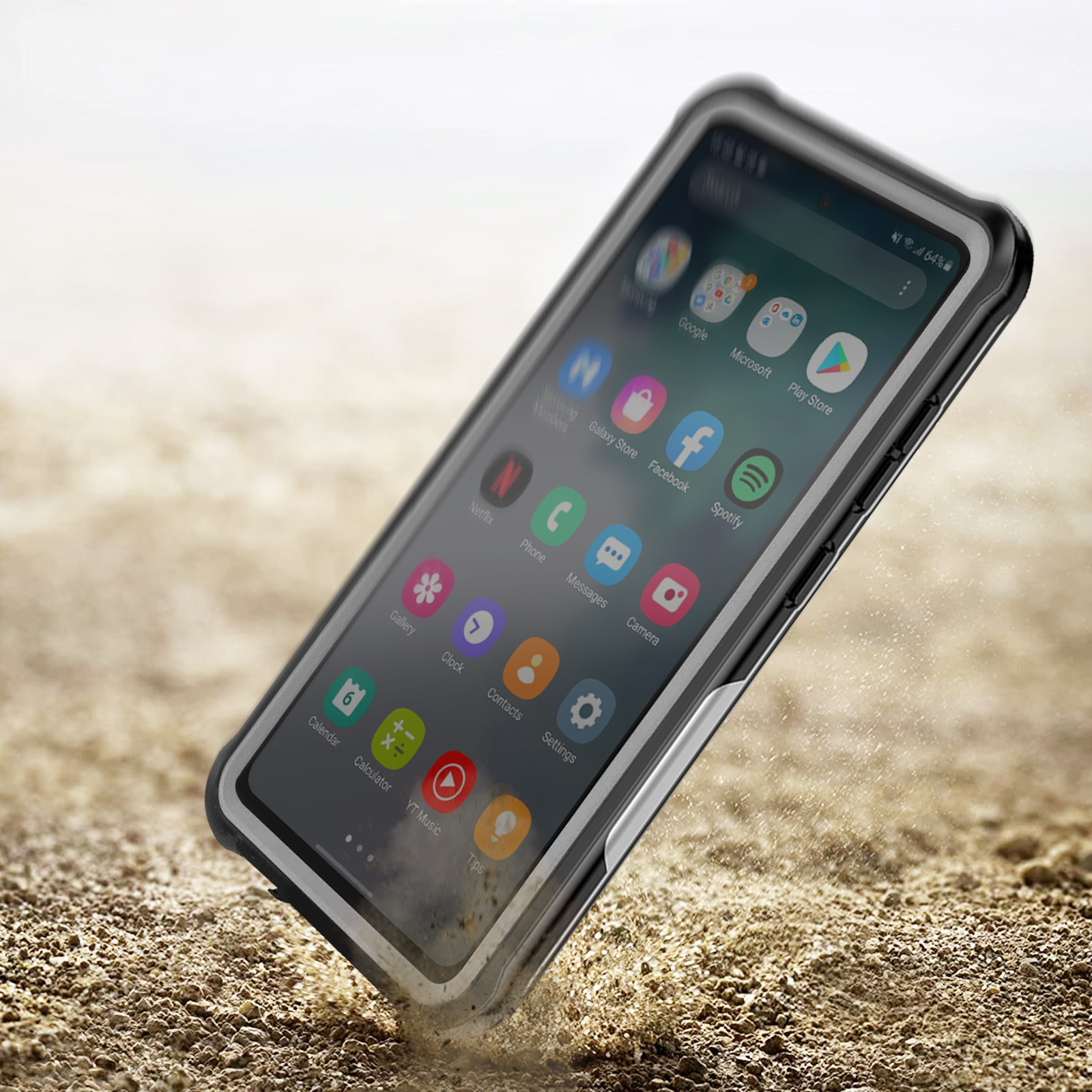Een telefoon in een hoesje ligt op een zandoppervlak. Telefoon staat schuin. Apps zijn zichtbaar.