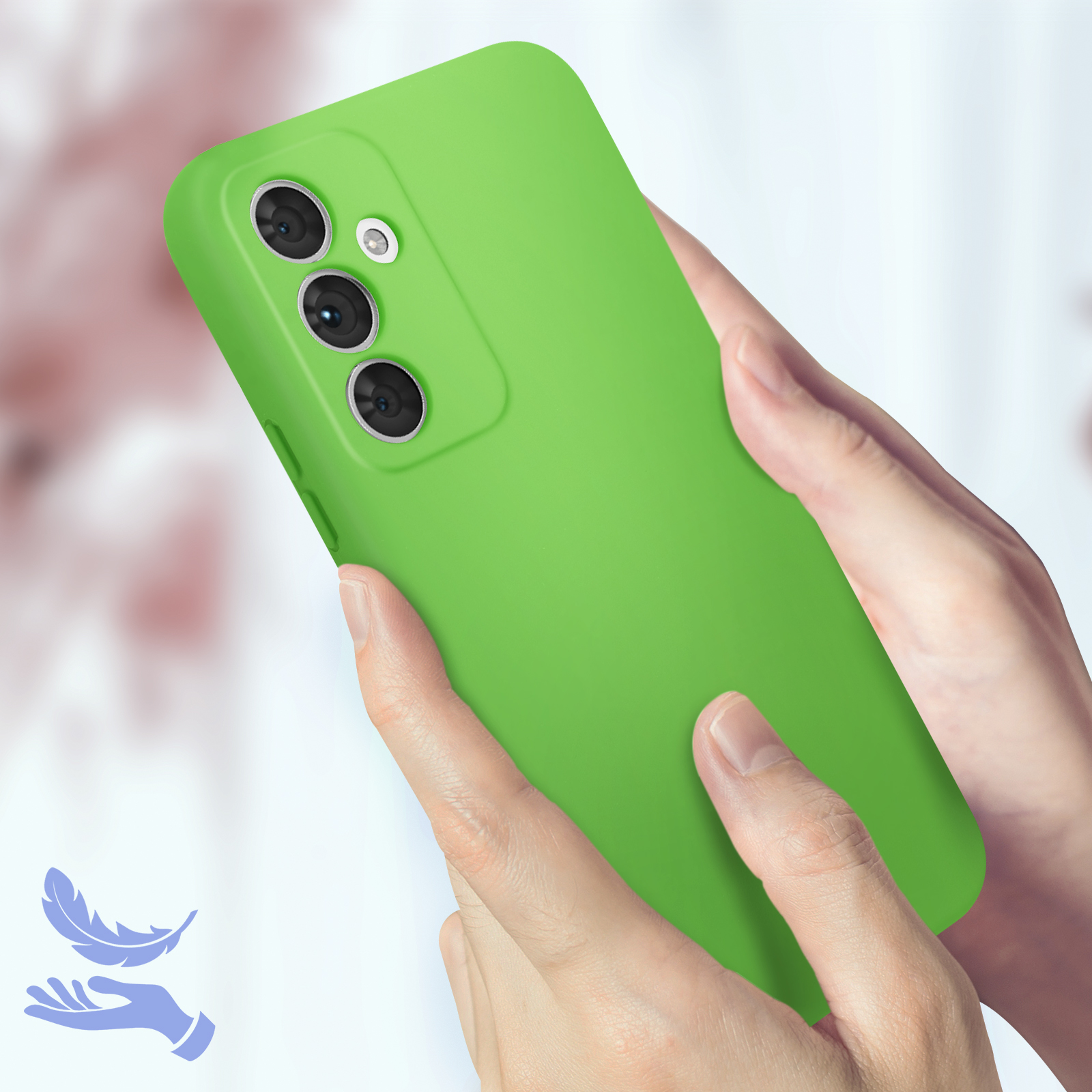 Una persona tiene in mano una custodia per telefono verde lime. La custodia ha tre ritagli per la fotocamera e una superficie liscia.
