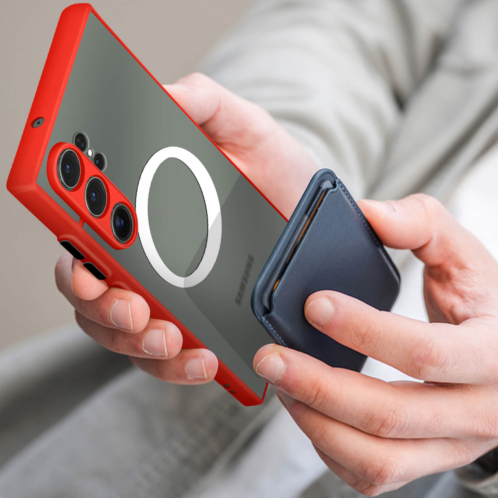 Persona che tiene una custodia rossa per telefono con retro trasparente. Anche un portafoglio in mano.