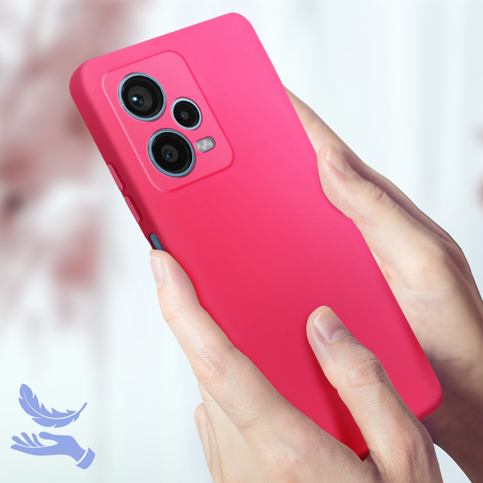 Un paio di mani che tengono una custodia per telefono rosa brillante con una finitura opaca liscia.