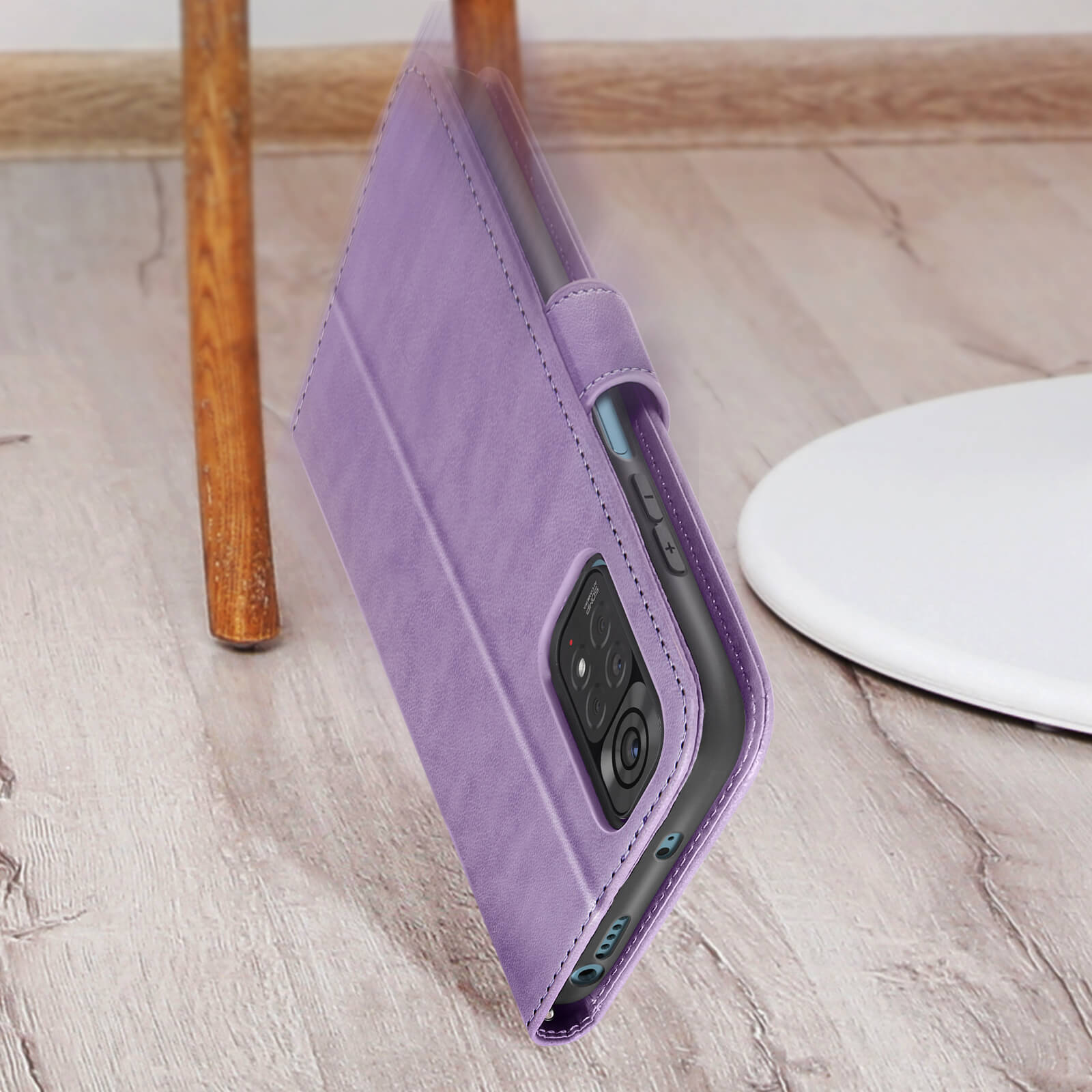Custodia per telefono viola aperta, con telefono all'interno. Su superficie in legno.