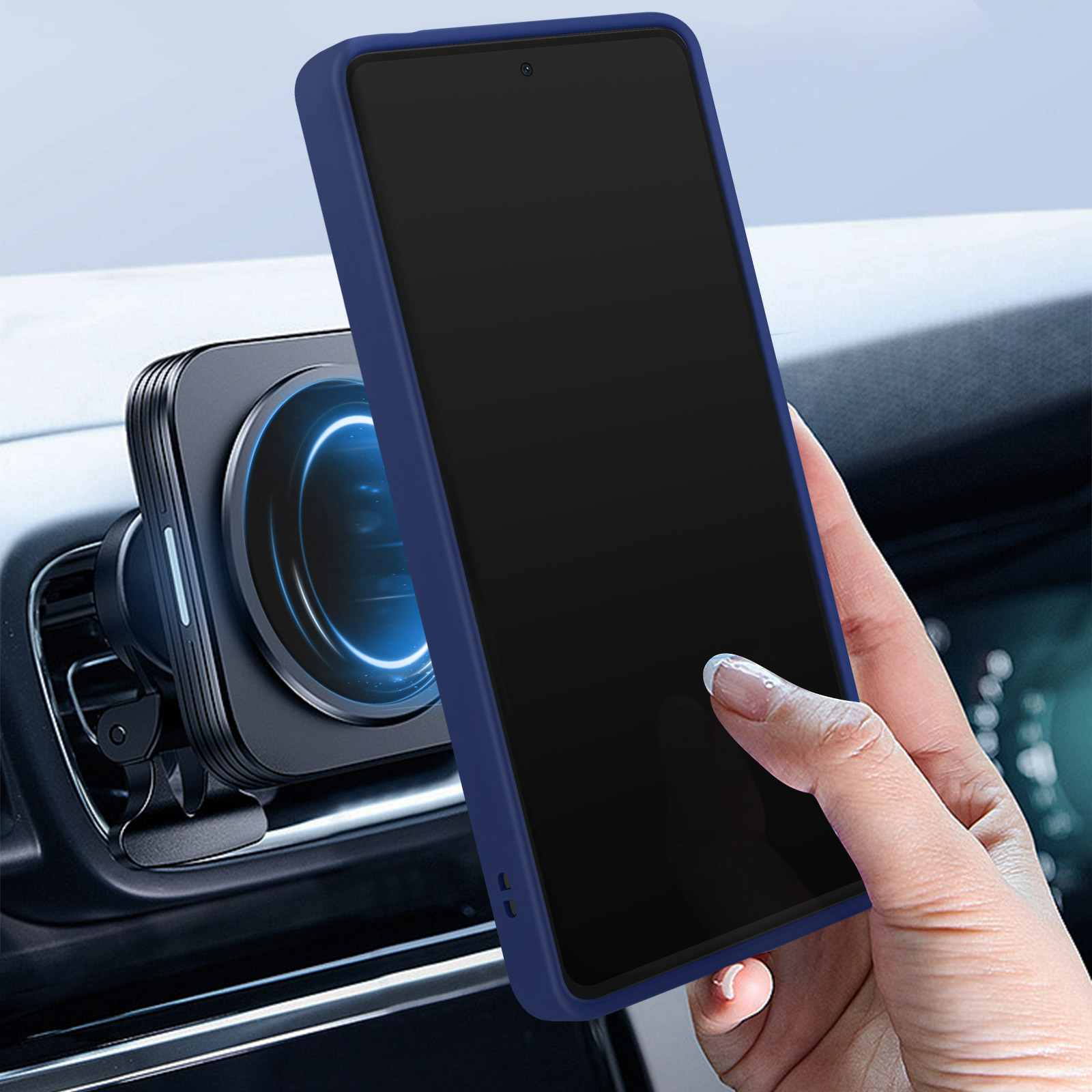 Mano che tiene un telefono in una custodia blu, montato su un supporto magnetico per telefono per auto.
