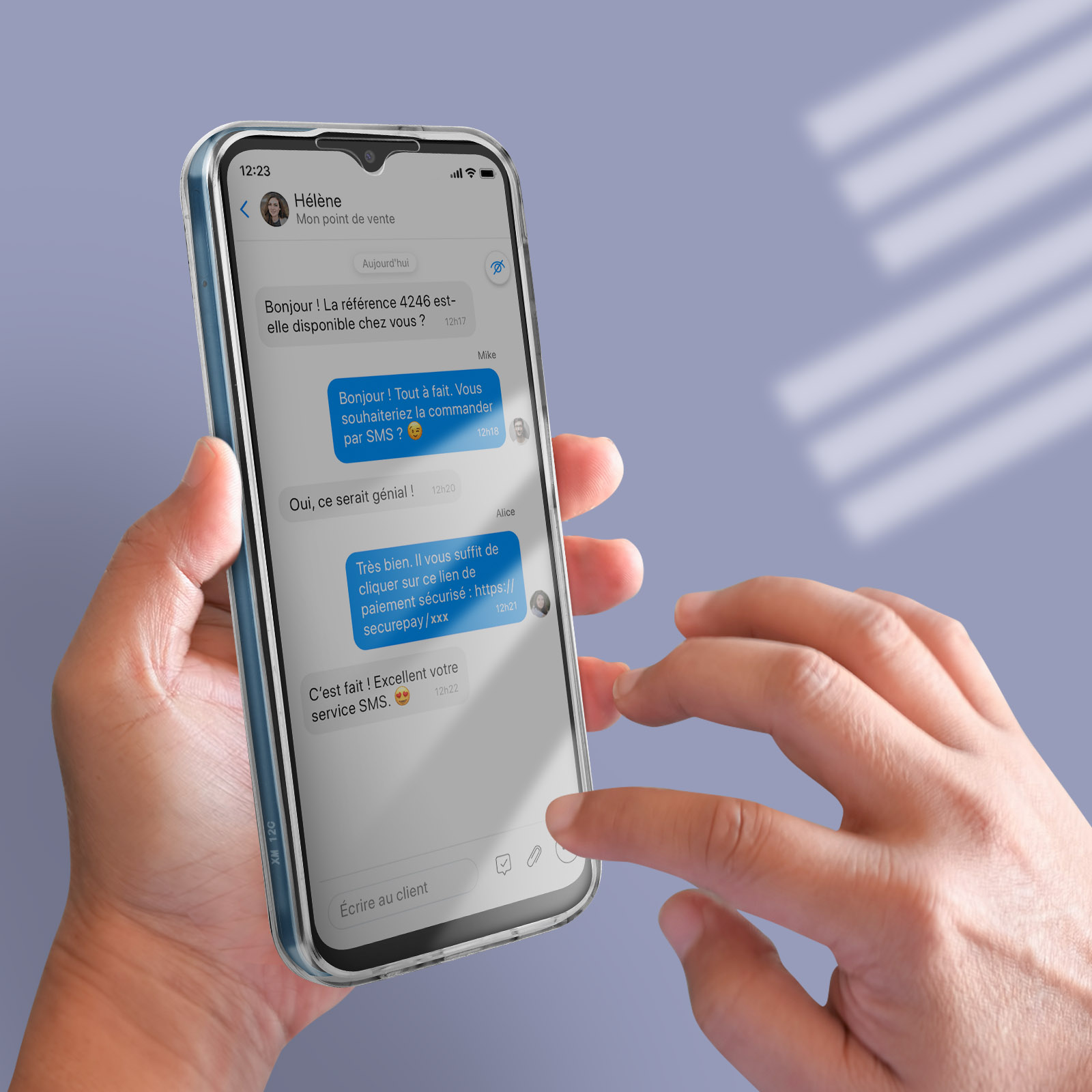 Un telefono che mostra una schermata di chat, tenuto in una custodia trasparente, tra le mani.