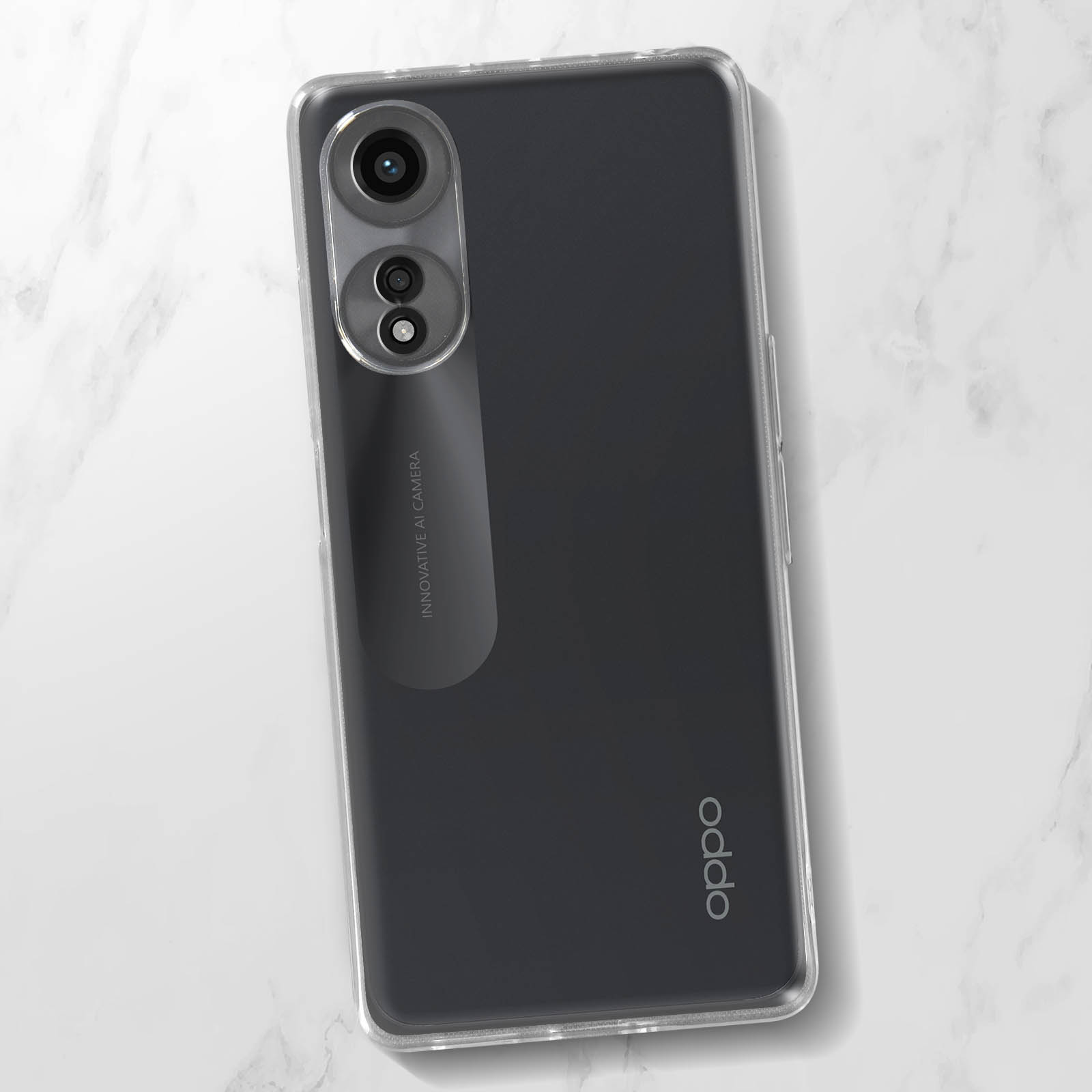 Teléfono negro con funda transparente sobre superficie blanca. Logotipo de Oppo visible.