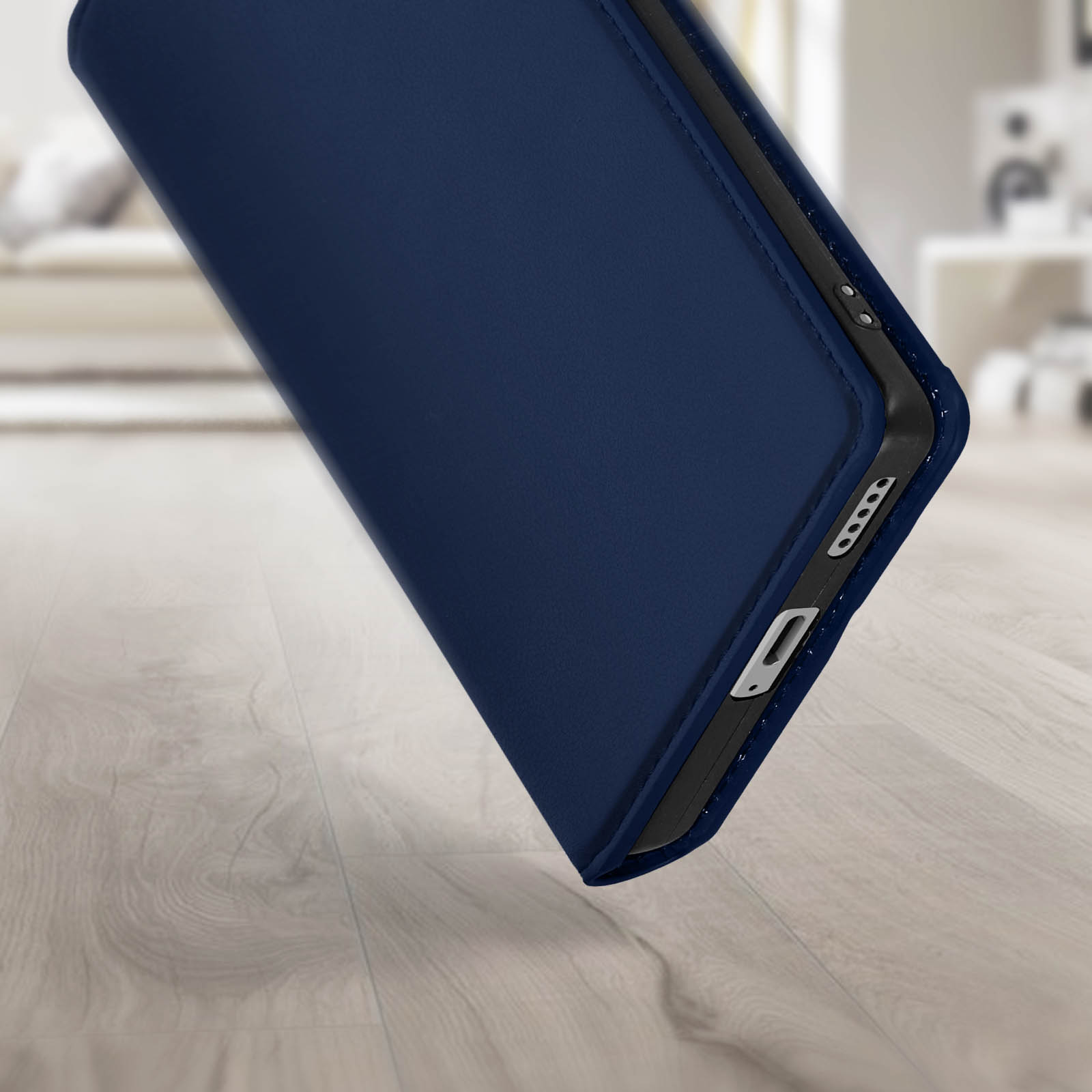 Blauwe telefoonhoes, met zijdetails met poorten. Houten vloer op de voorgrond, wazige achtergrond.