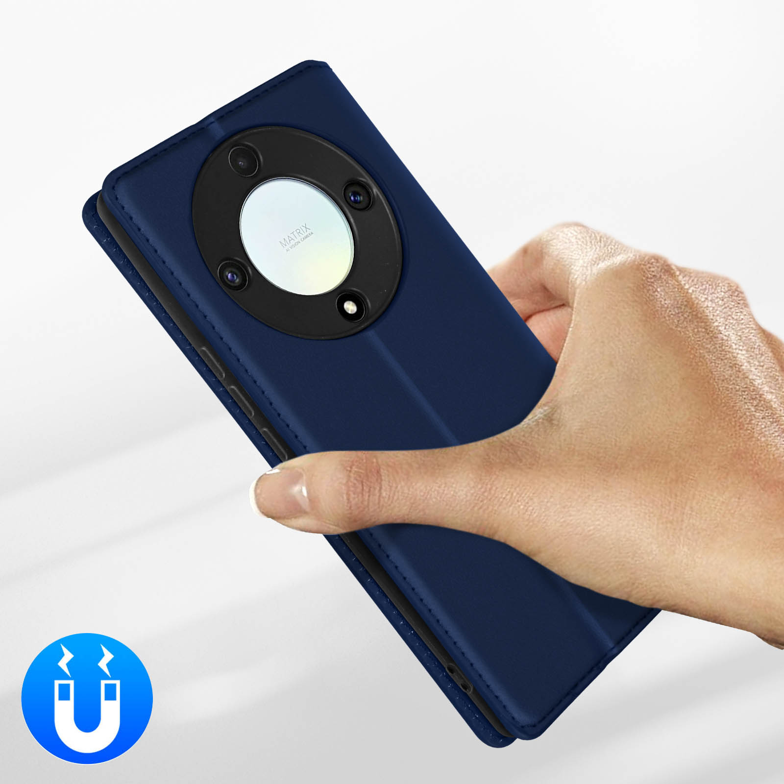 Een persoon houdt een blauwe telefoonhoes vast. De hoes is blauw en heeft het Matrix-logo. De telefoon is gesloten.