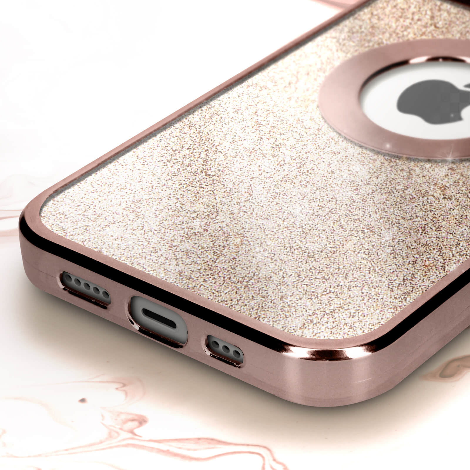 Custodia per telefono oro rosa. Primo piano della custodia. Sfondo bianco.