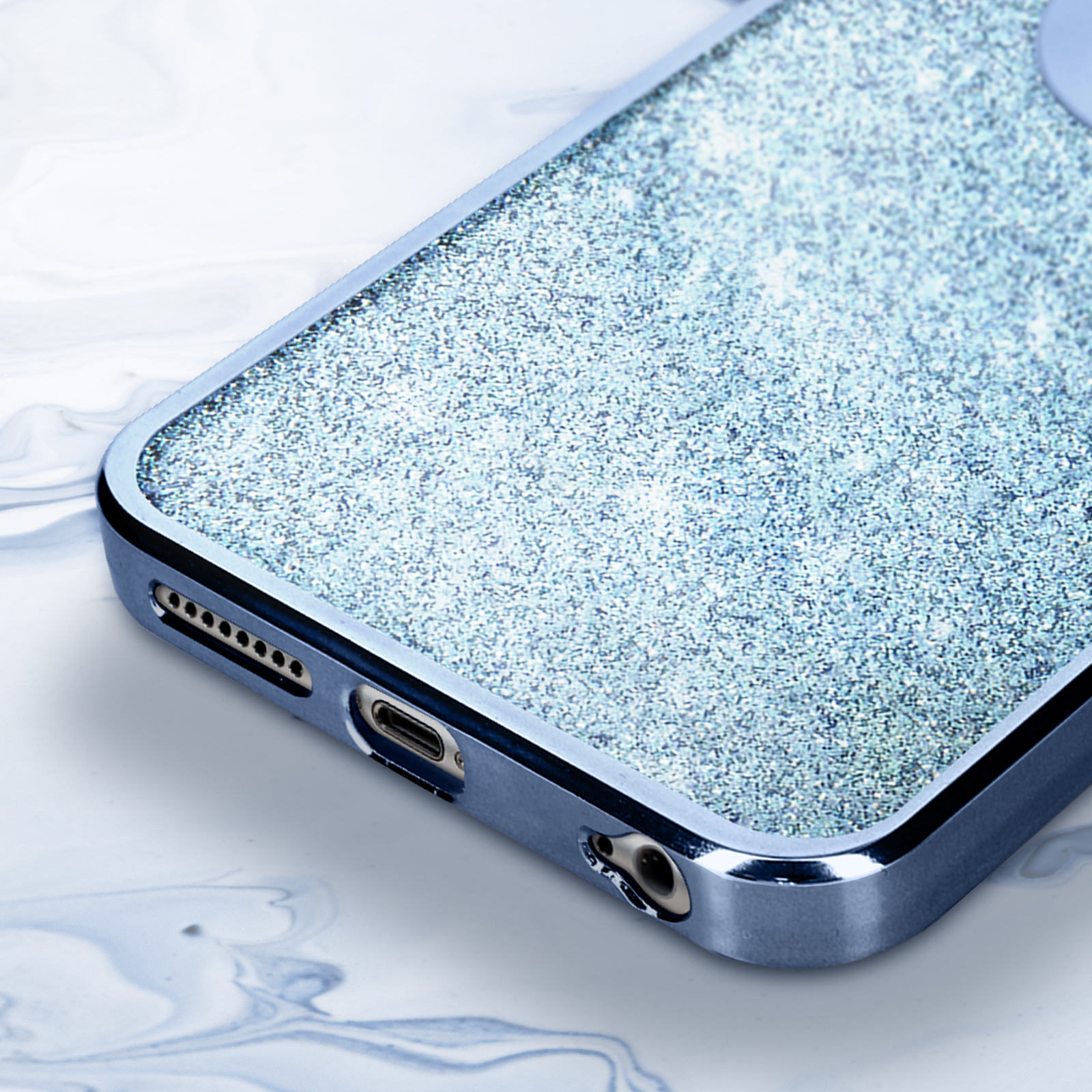 Una custodia per telefono blu con glitter. La custodia del telefono ha un aspetto lucido.
