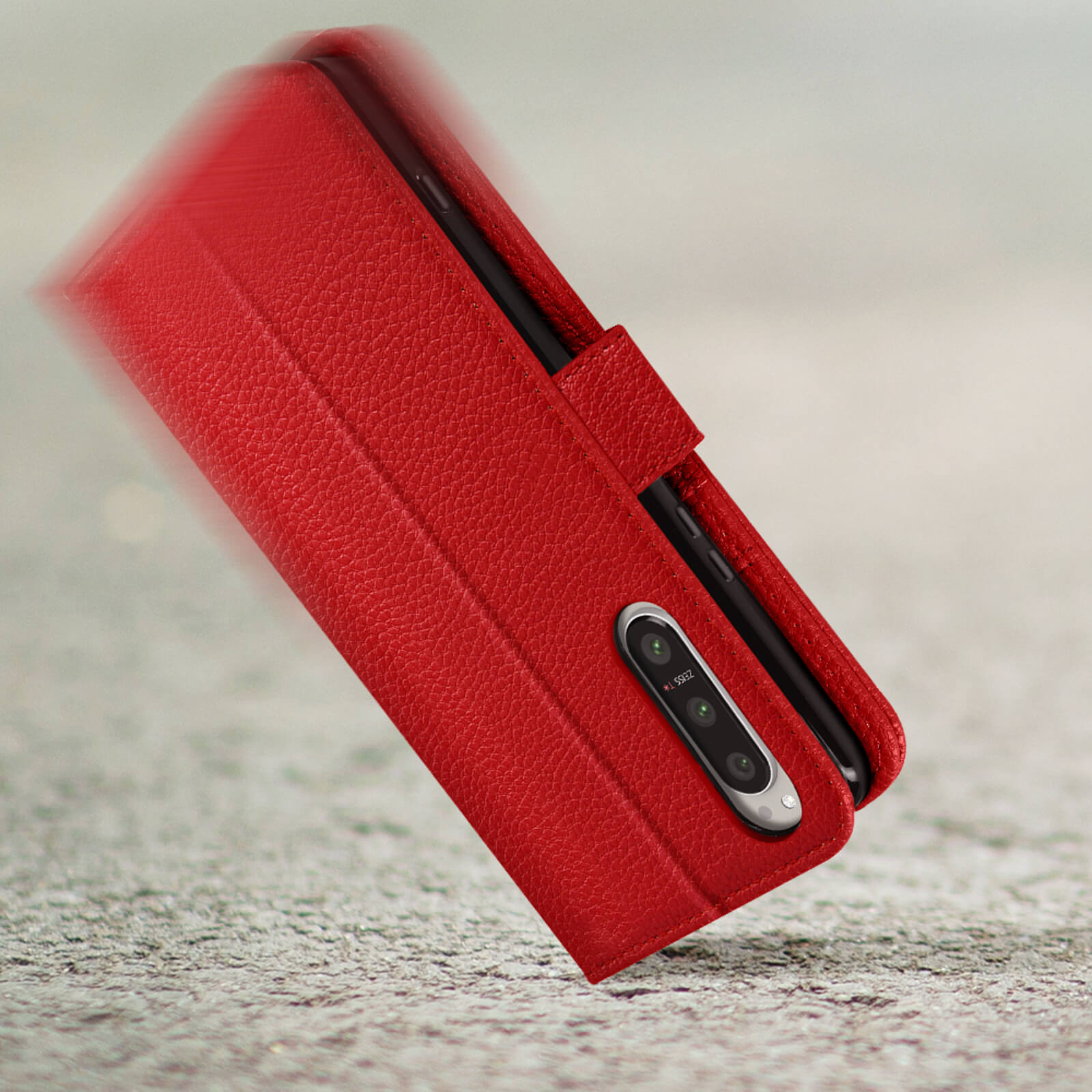 Funda de teléfono roja sobre superficie gris, ligeramente inclinada. Cámara del teléfono visible.