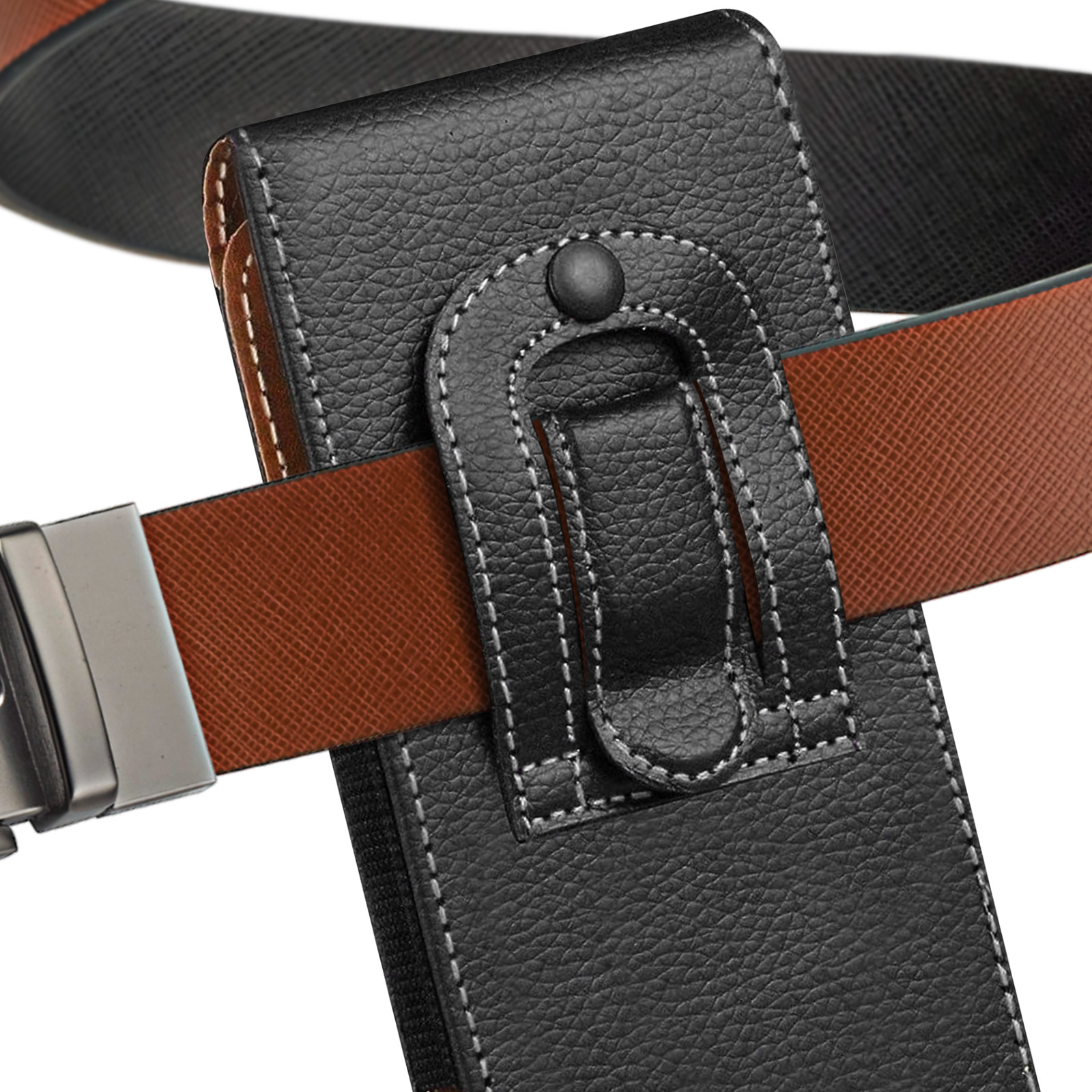 Schwarze Leder-Handyholster an einem braunen Gürtel. Das Holster hat eine genähte Kante.