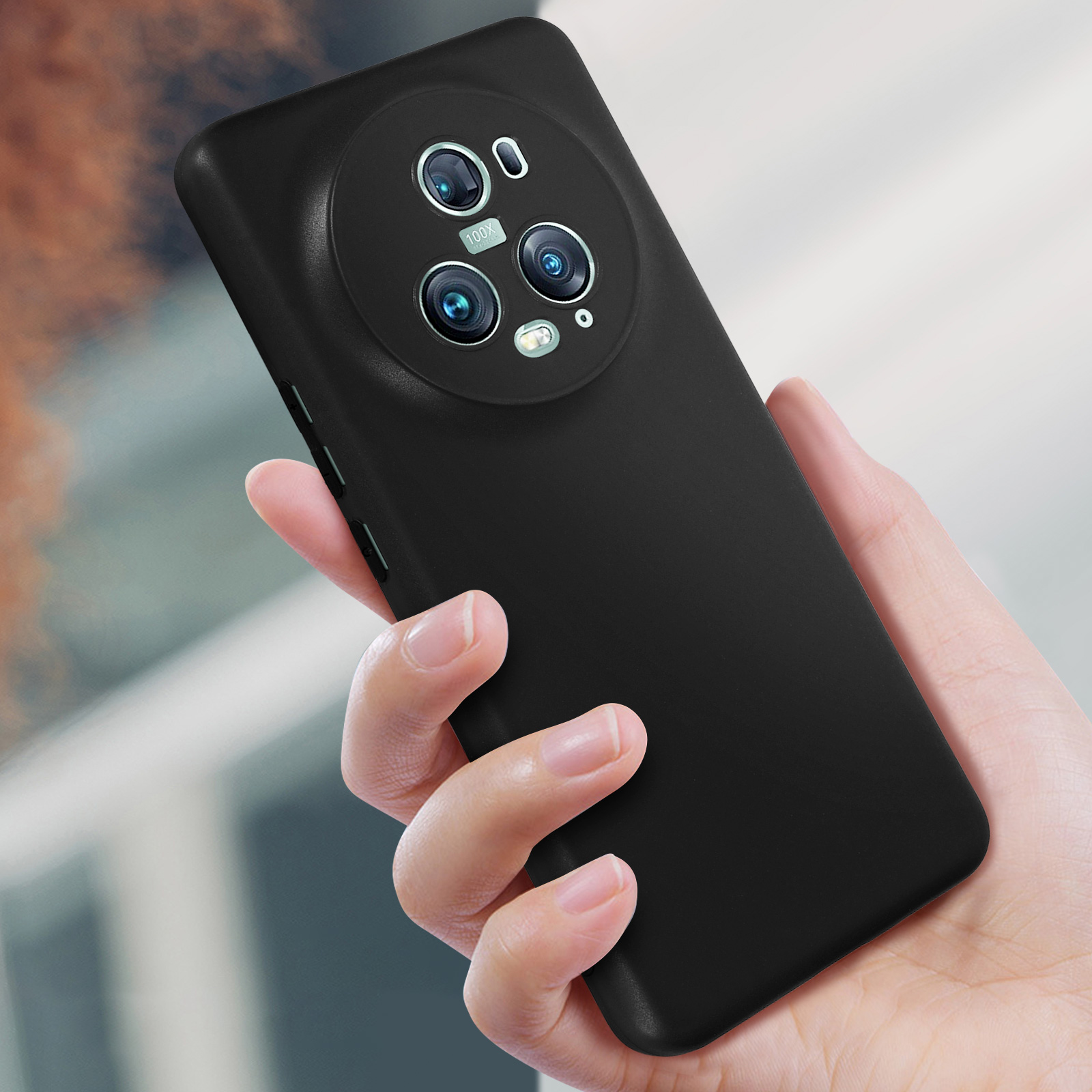 Una custodia nera per telefono su un telefono, tenuta da mani, con tre lenti della fotocamera.