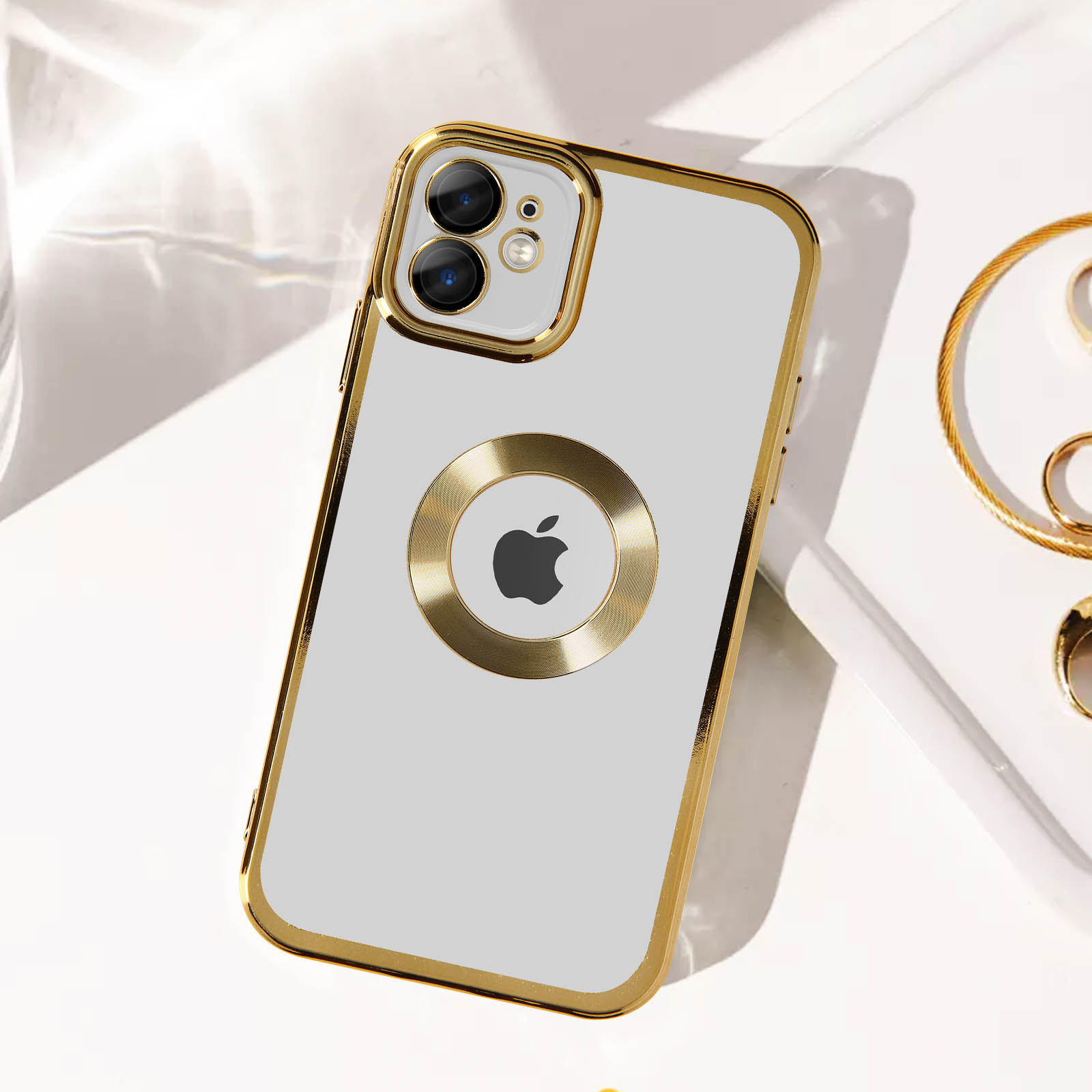 Custodia per iPhone con cornice dorata e logo Apple su superficie bianca.
