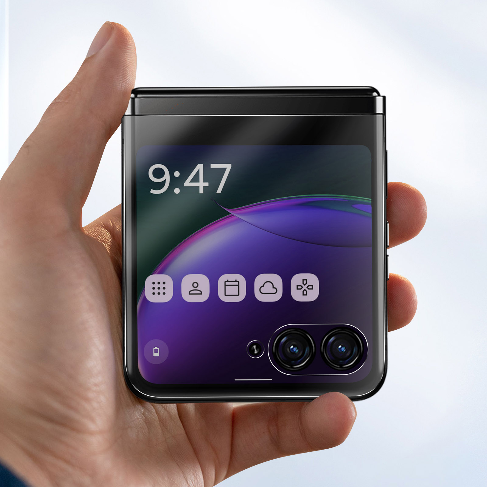 Una mano che tiene un telefono nero pieghevole con uno schermo che mostra l'ora e le icone.