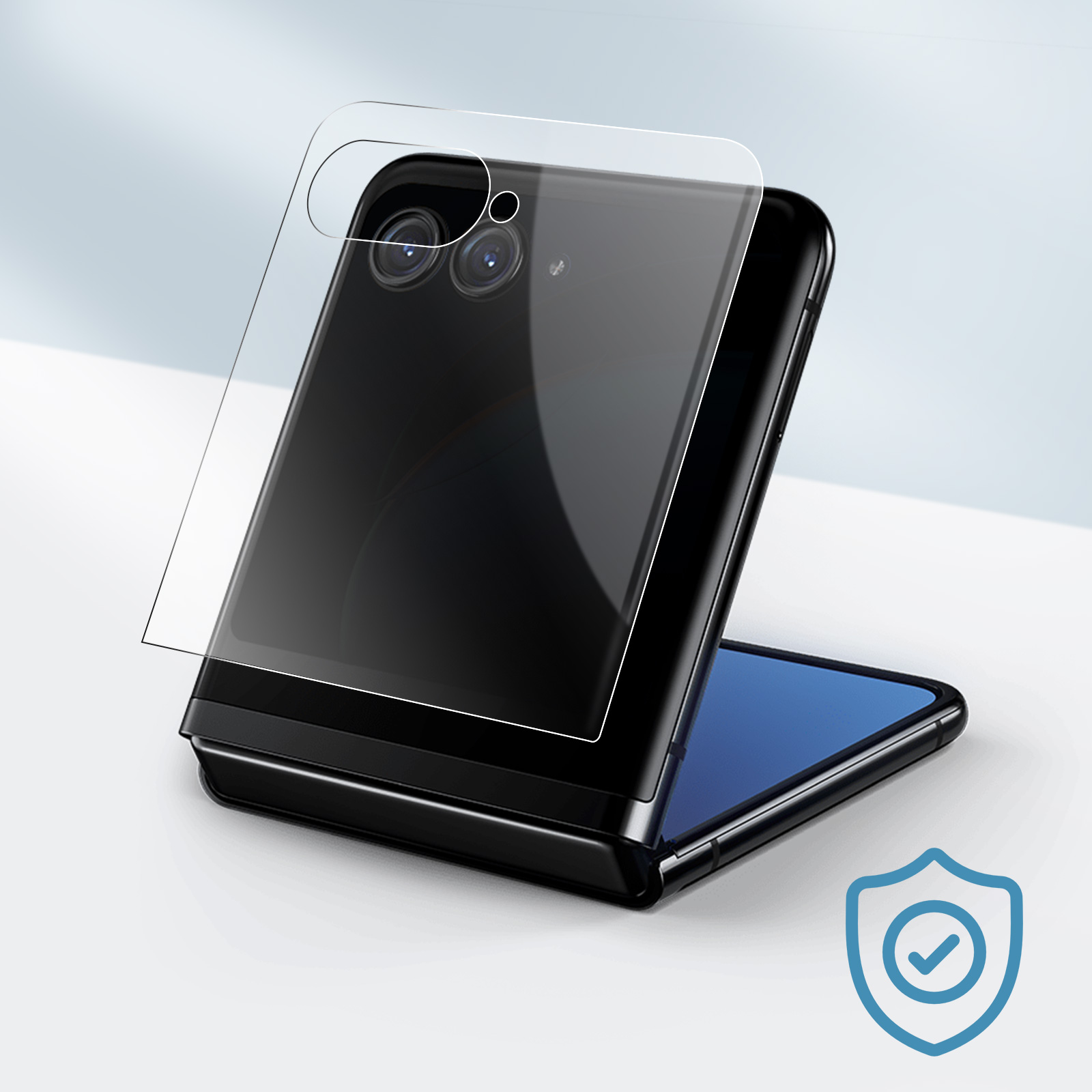 Telefono pieghevole nero a cui viene applicata una protezione per lo schermo. Icona scudo blu nell'angolo.