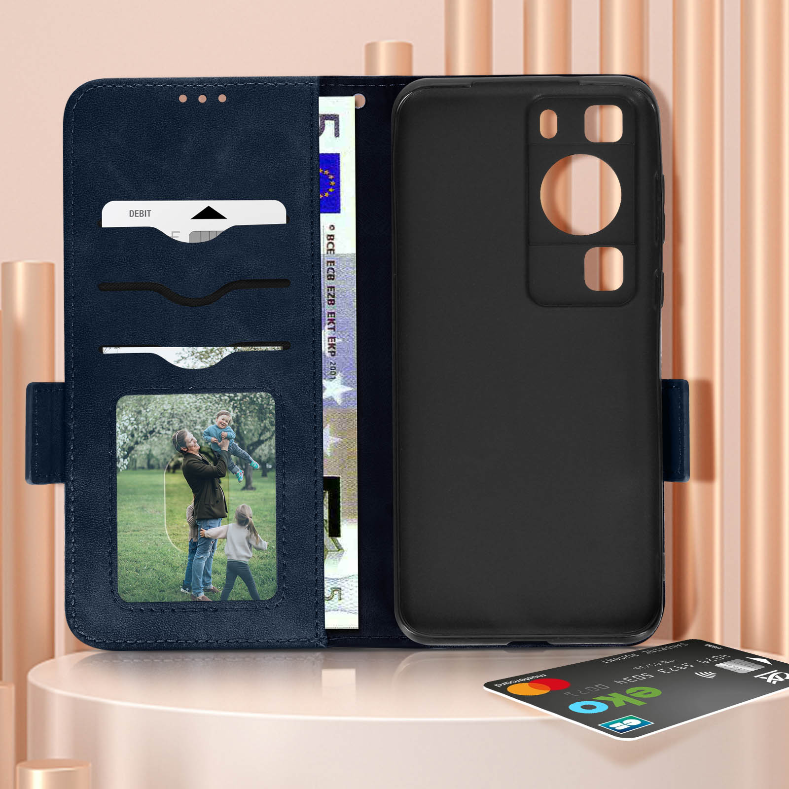 Una custodia blu per telefono con un telefono all'interno. La custodia è aperta e mostra una foto, carte e denaro.