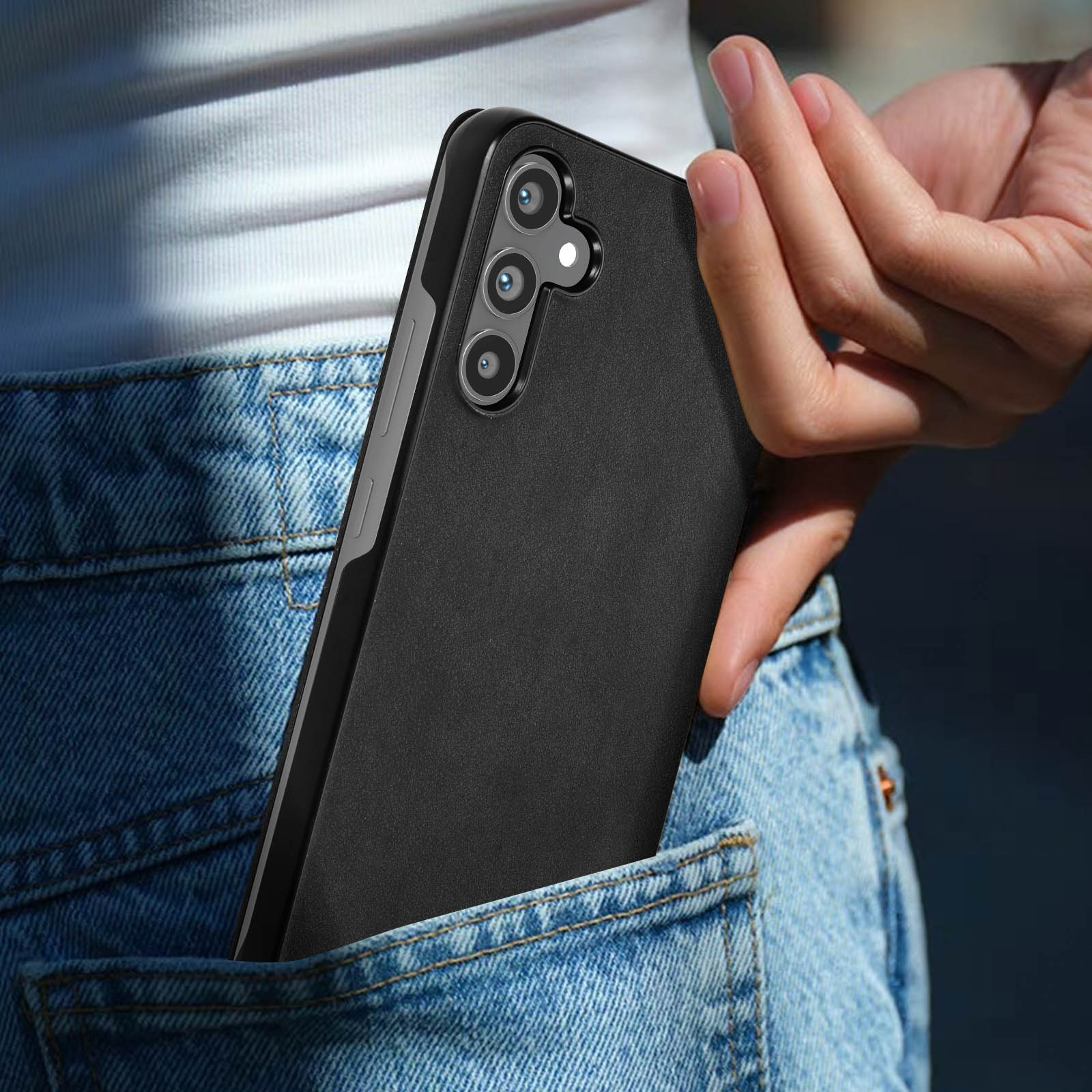 Telefon in einer Tasche. Schwarze Handyhülle. Blaue Jeans-Tasche. Hintergrund ist verschwommen.