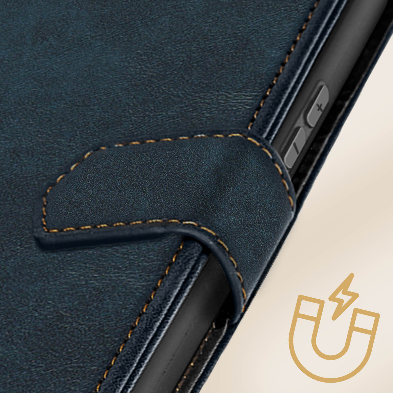 Primo piano di una custodia blu in pelle con simbolo magnetico e dettagli cuciti.