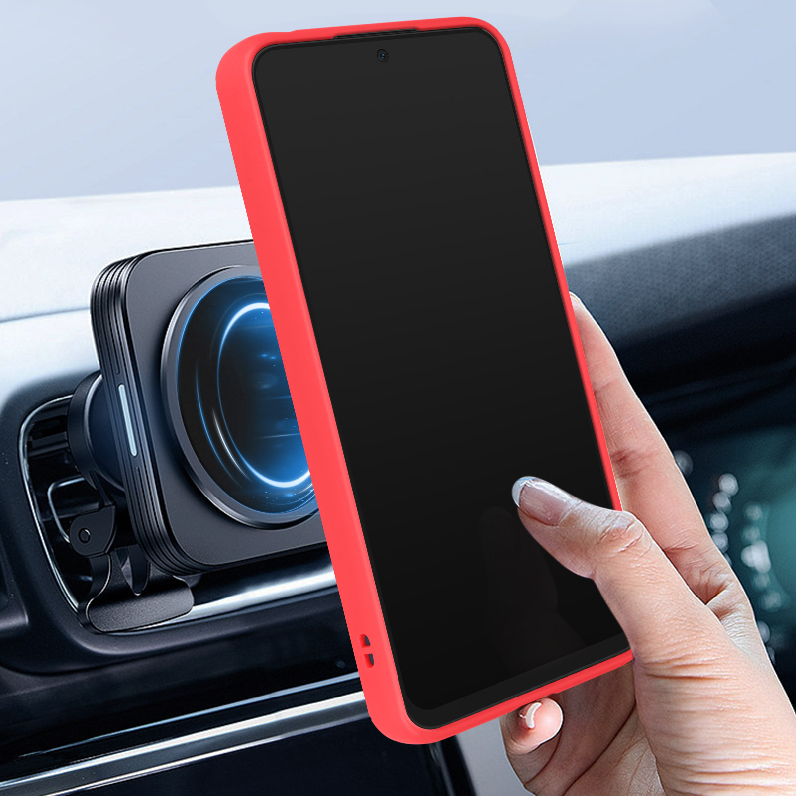 Ein rotes Telefon in einer Autohalterung. Eine Hand berührt den Bildschirm. Innenraum eines Autos im Hintergrund.