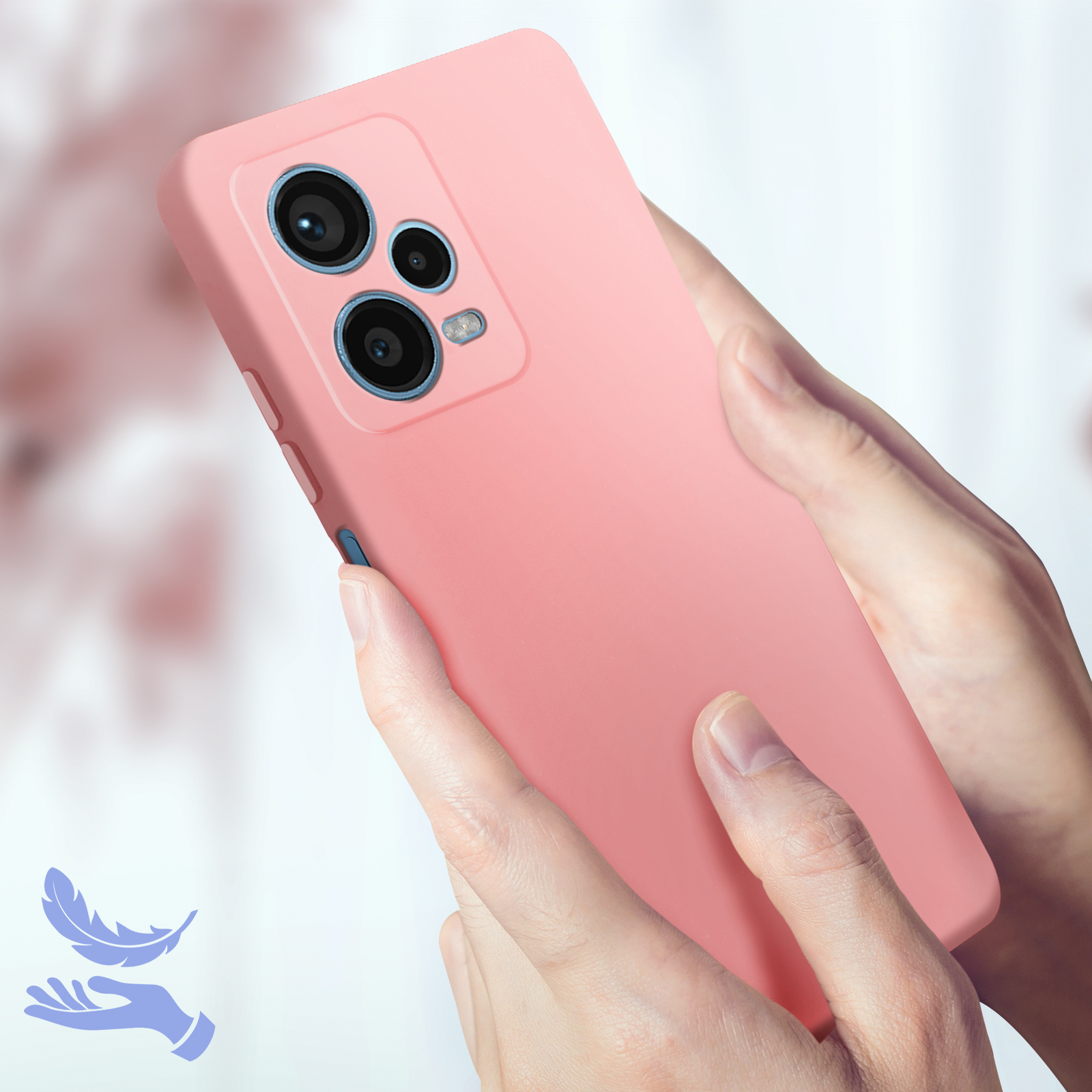 Mani che tengono una custodia rosa con due obiettivi.
