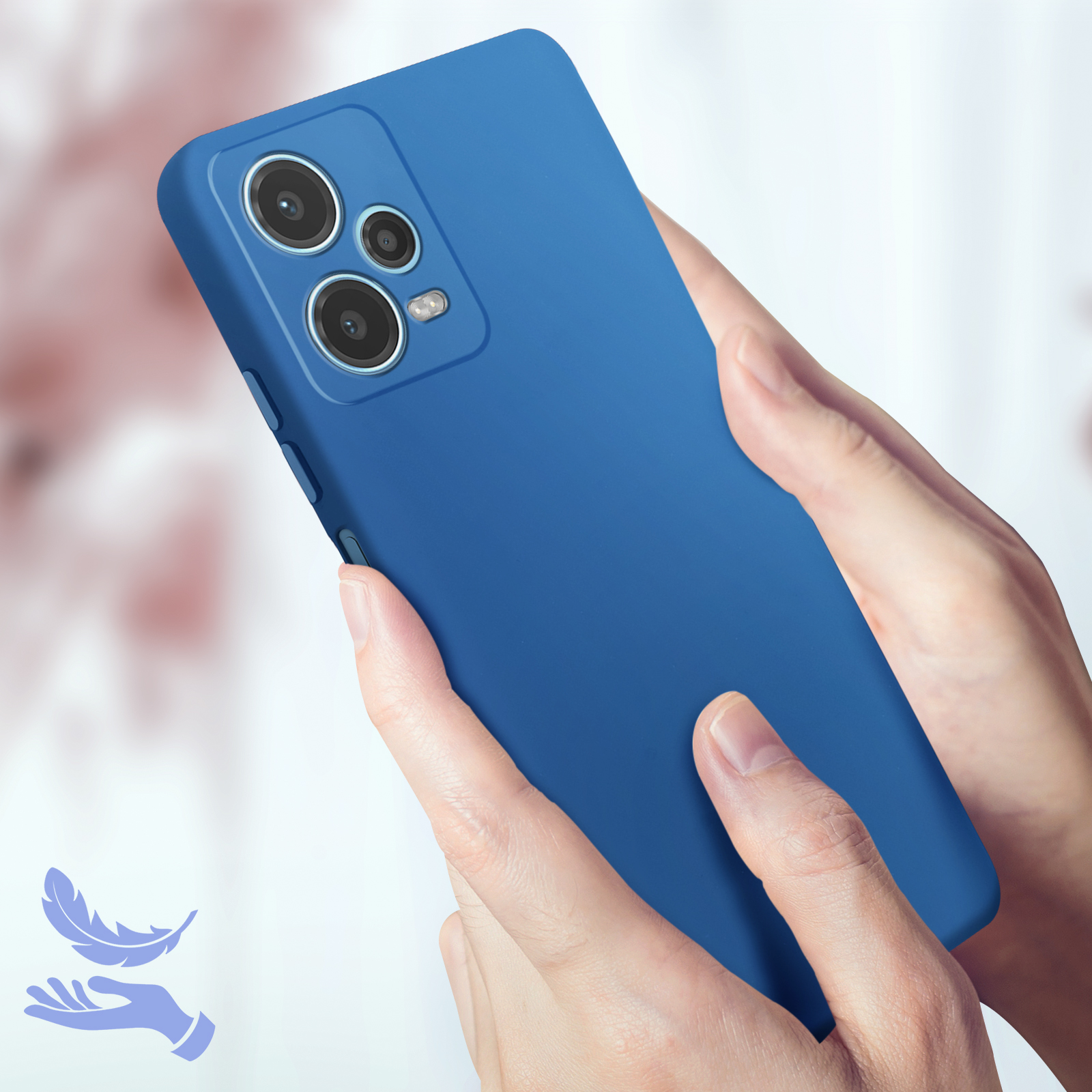 Un telefono blu tenuto in mano, con un'immagine di una piuma e una mano in basso a sinistra.