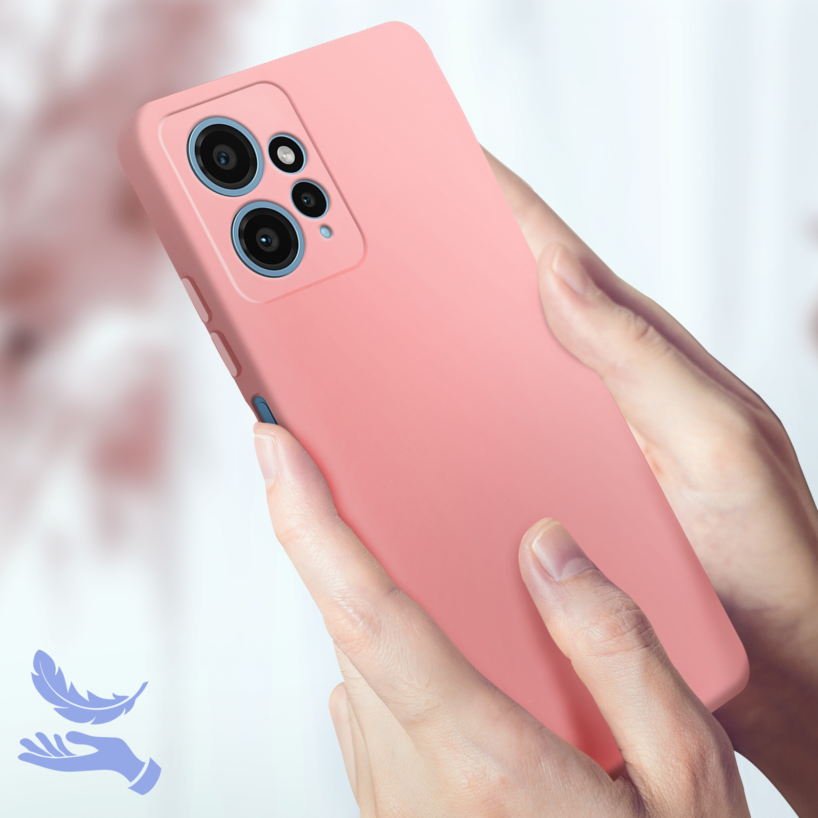 Hände halten ein rosa Telefon. Das Telefon hat drei Kameralinsen. Auf der linken Seite befindet sich ein Federsymbol.