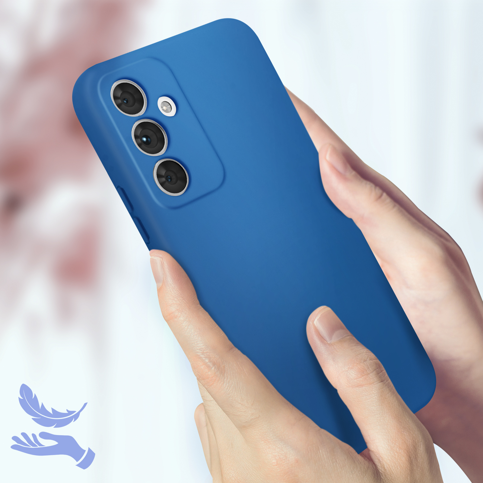 Una custodia blu per telefono tenuta da mani, con tre lenti della fotocamera. Una grafica di piuma è visibile.