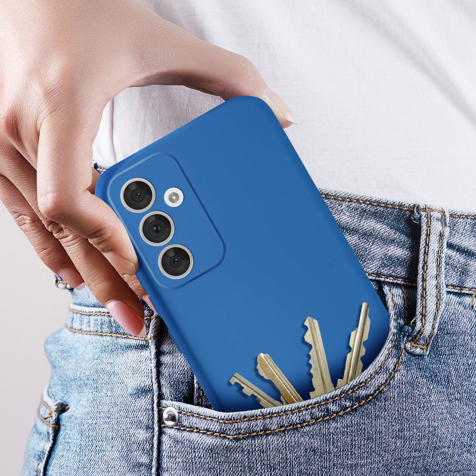 Un telefono blu in tasca con chiavi.