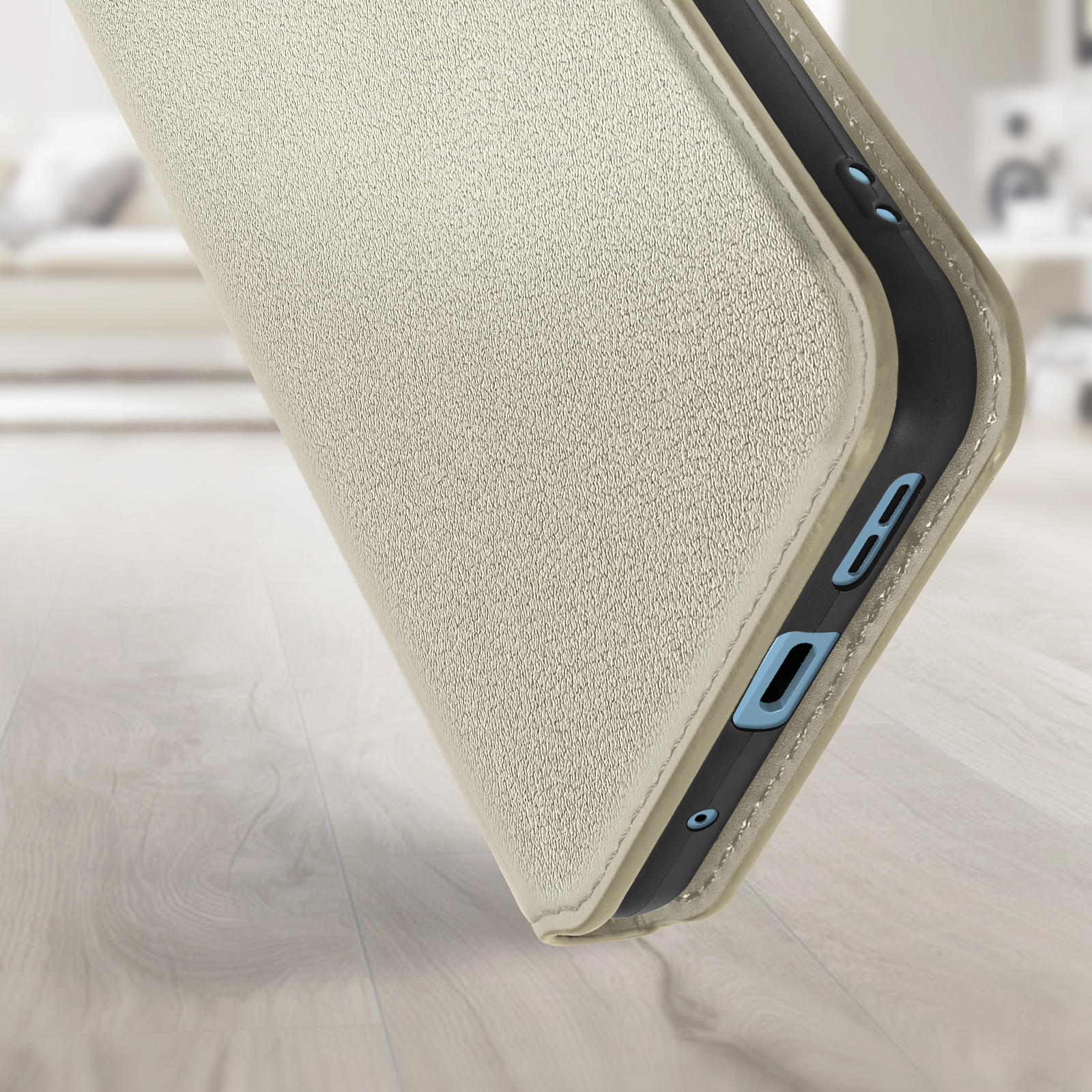 Custodia per telefono con superficie beige strutturata, che mostra porte e bordi. Pavimento in legno visibile.