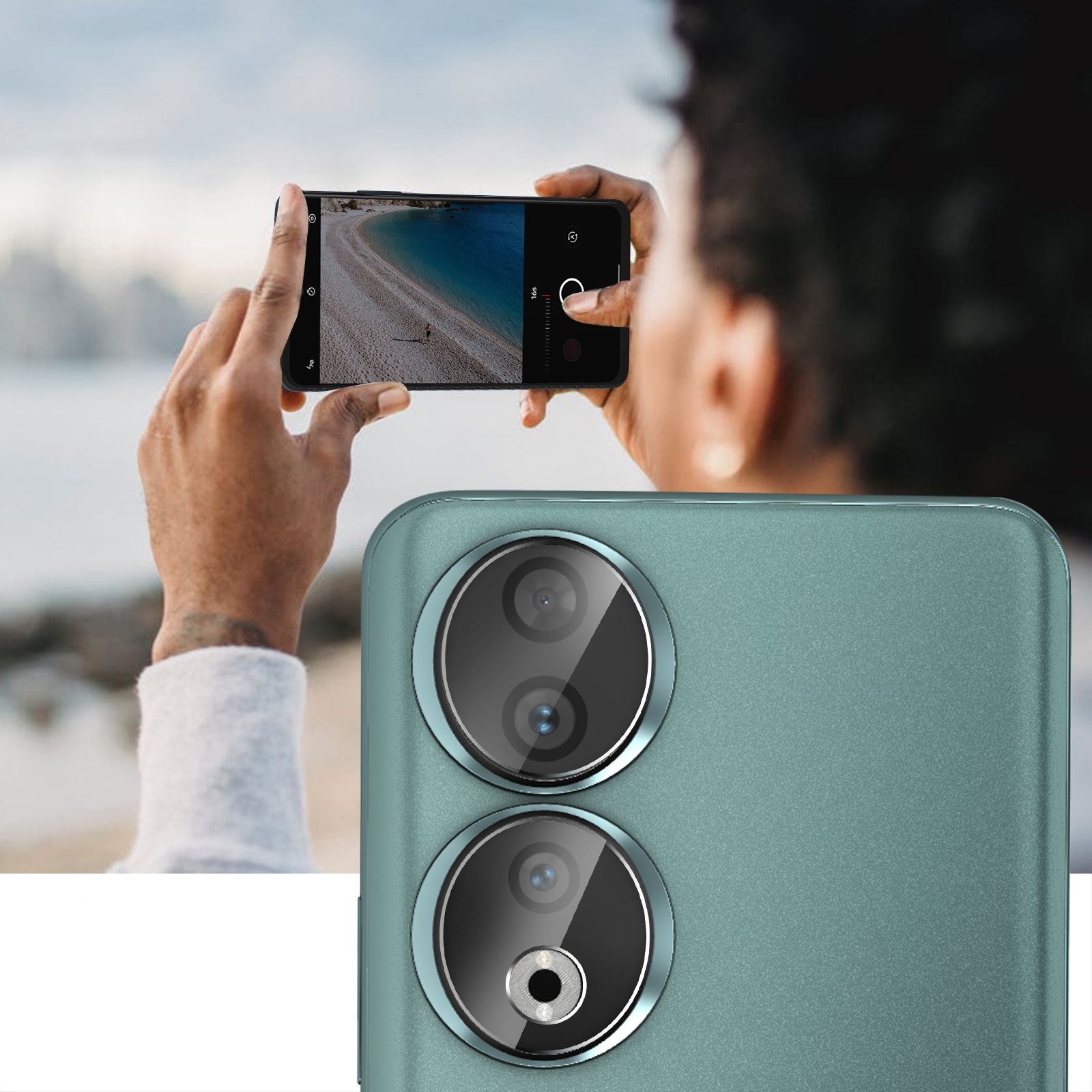 Persona tomando foto con teléfono con parte trasera verde y lentes de cámara duales. Fondo de playa.