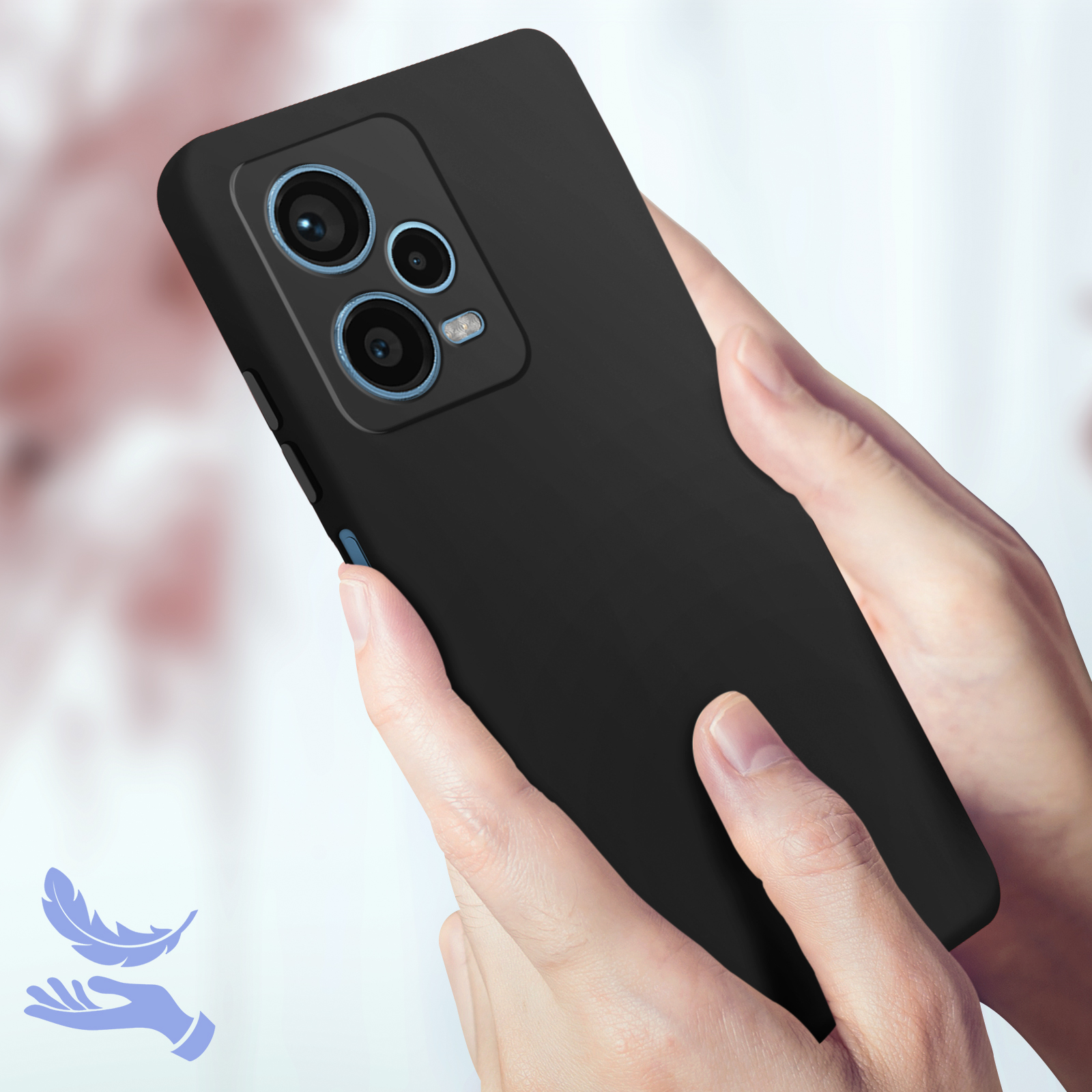 Mani che tengono una custodia per telefono nera. La custodia ha una superficie liscia e una fotocamera a tre lenti.