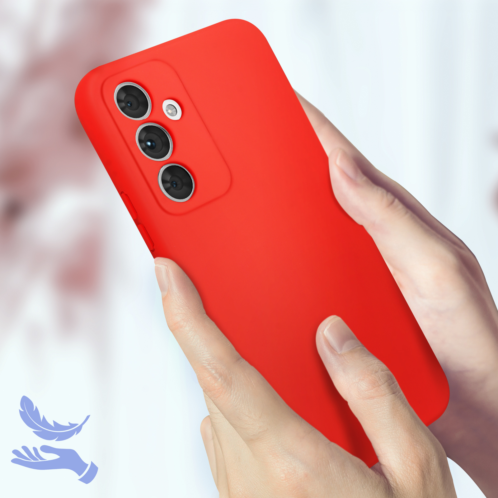 Custodia rossa per telefono, tenuta in mano. Presenta tre lenti della fotocamera.