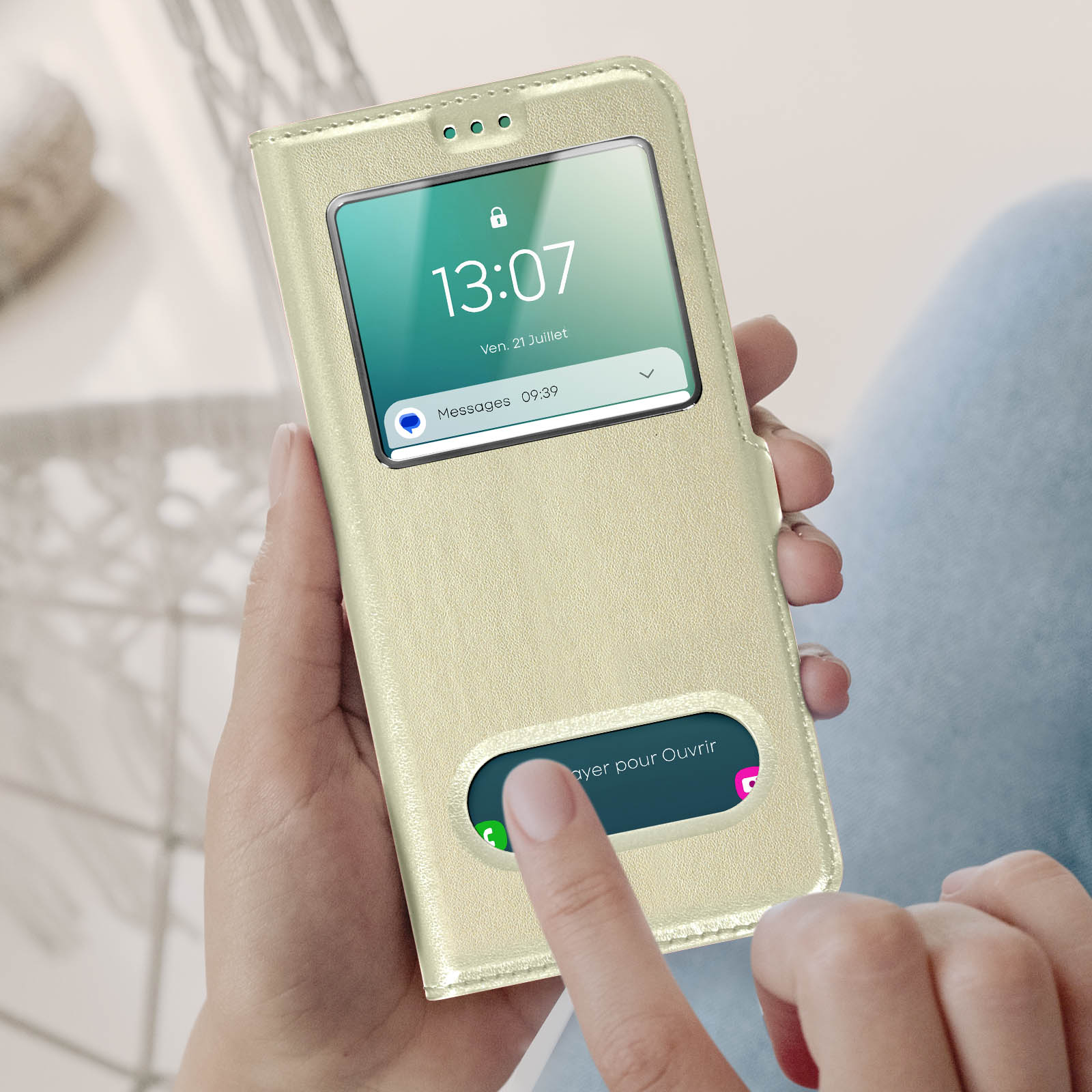 Una mano che tiene un telefono in una custodia beige, mostrando l'ora e le notifiche sullo schermo.