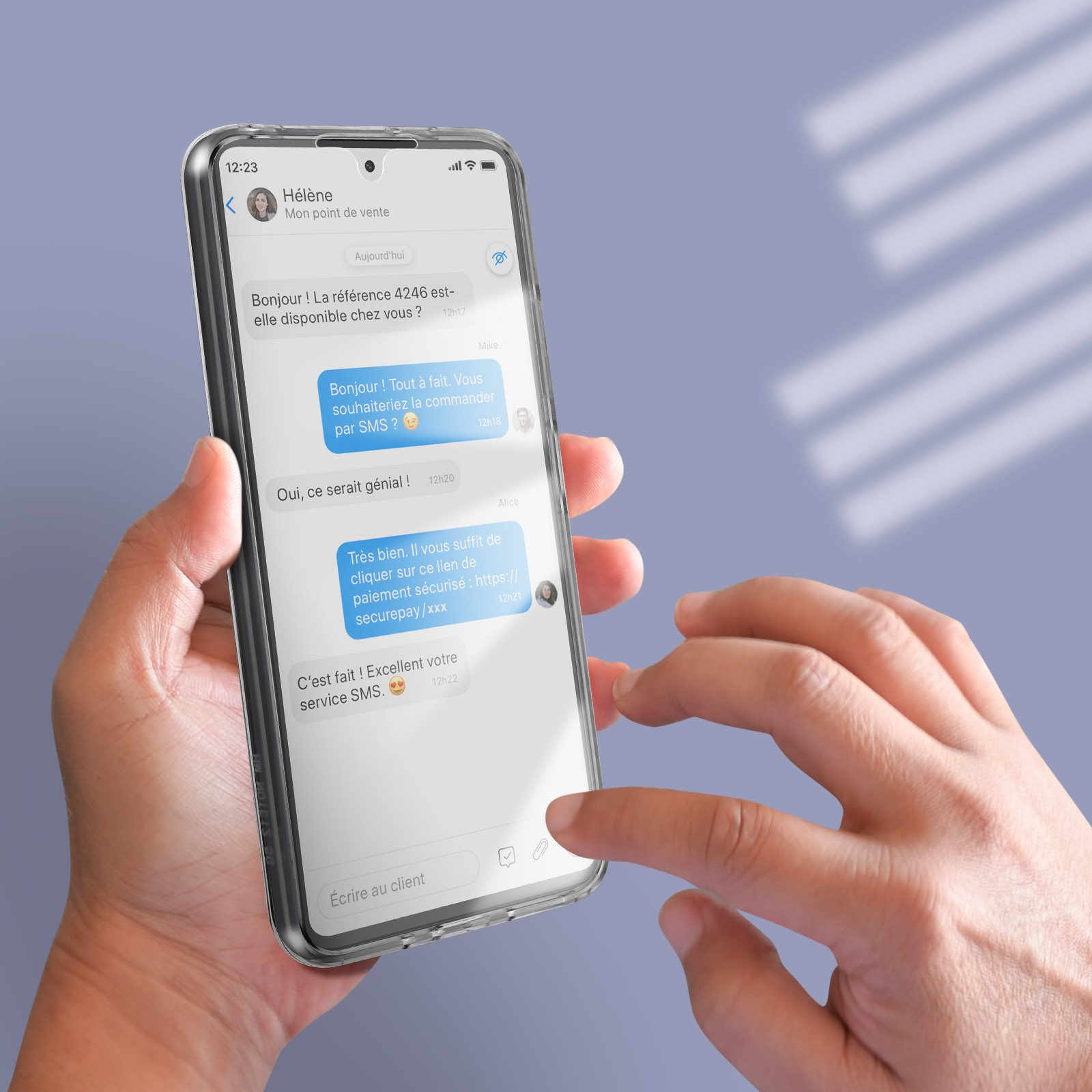 Mano che tiene un telefono che mostra messaggi sullo schermo. Custodia trasparente sul telefono.