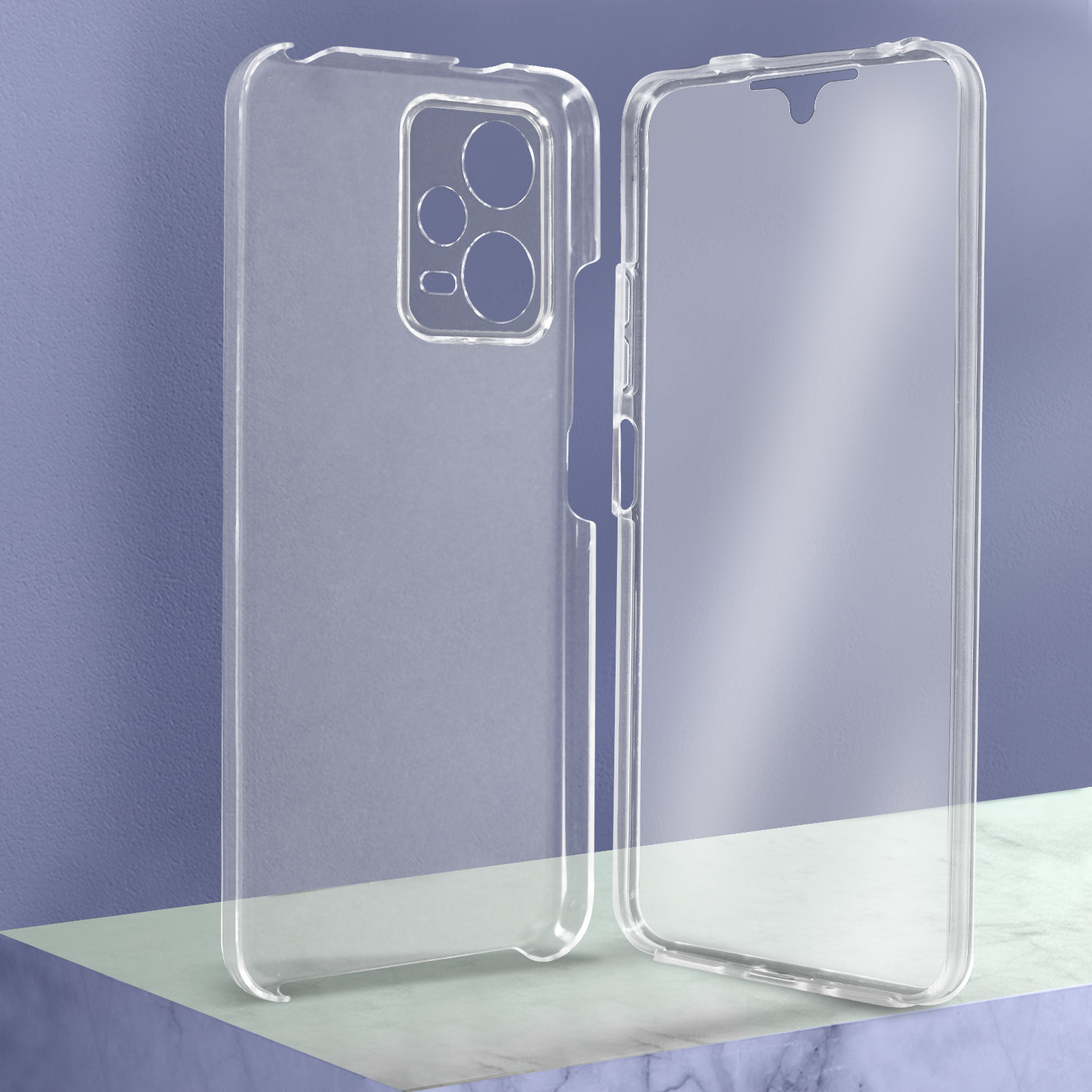 Transparente Handyhüllen, eine mit Telefon, auf blau-weißer Oberfläche.