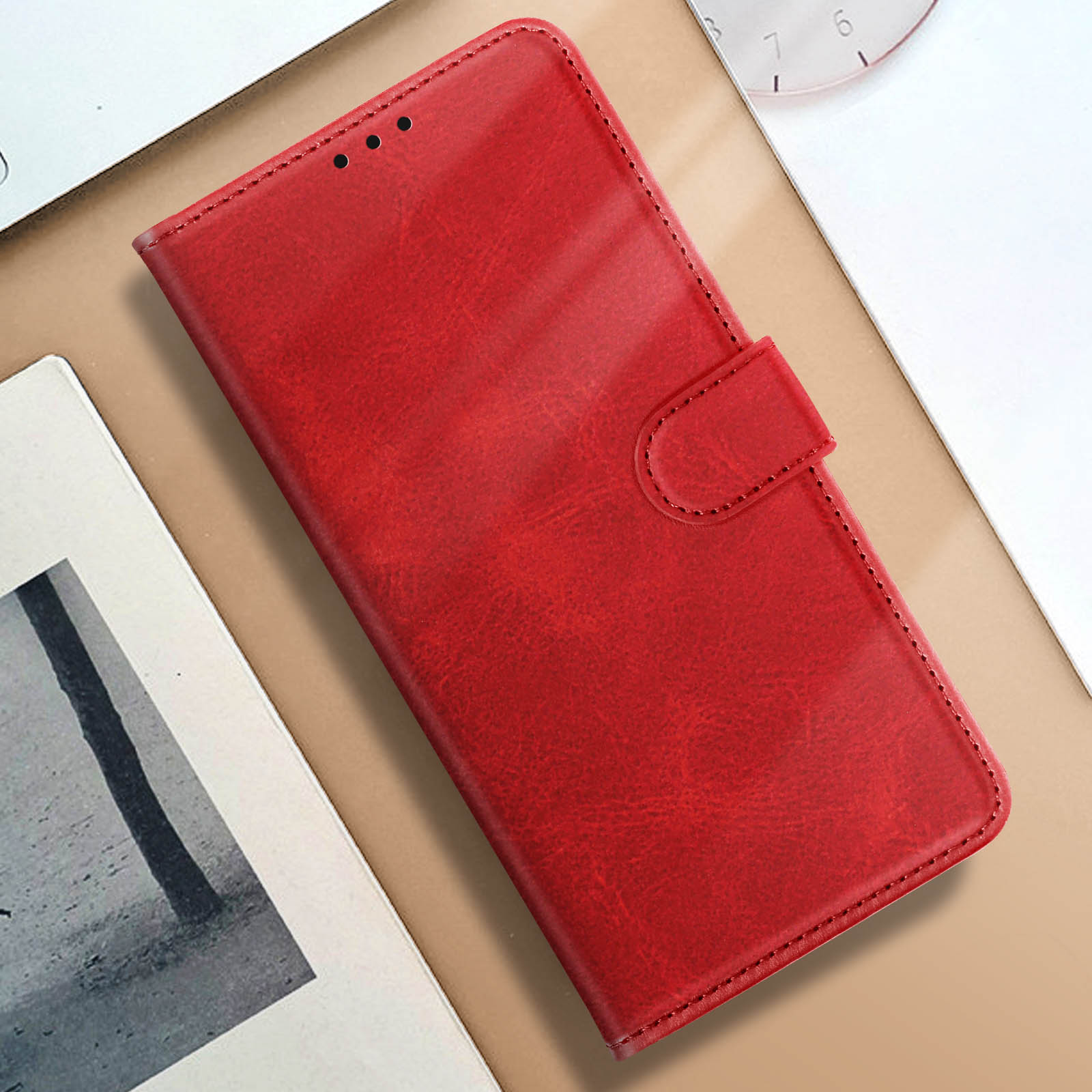 Una custodia per telefono in pelle rossa, chiusa. La custodia è rossa con chiusura magnetica e superficie.