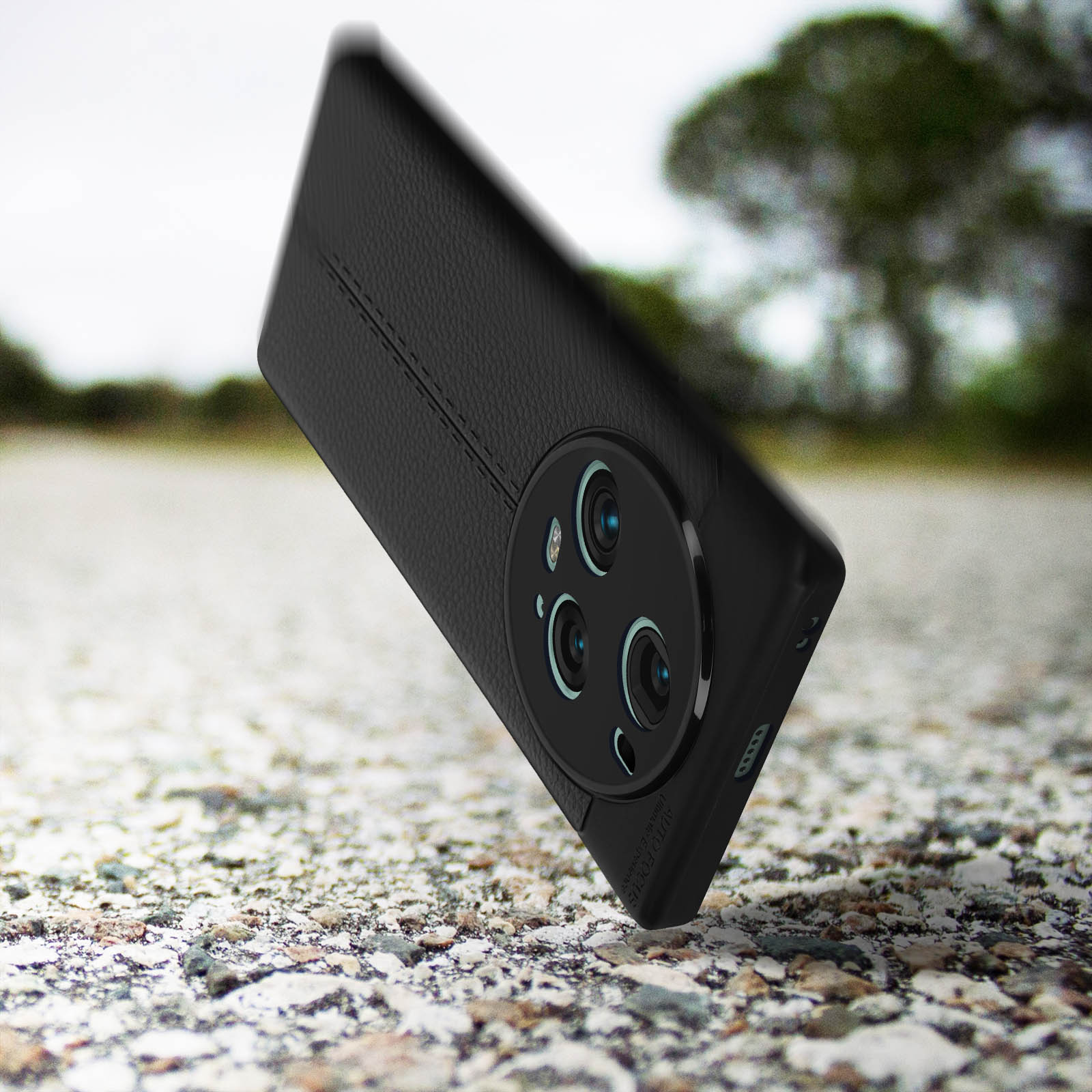 Telefono nero su superficie strutturata. Il telefono ha tre obiettivi della fotocamera.