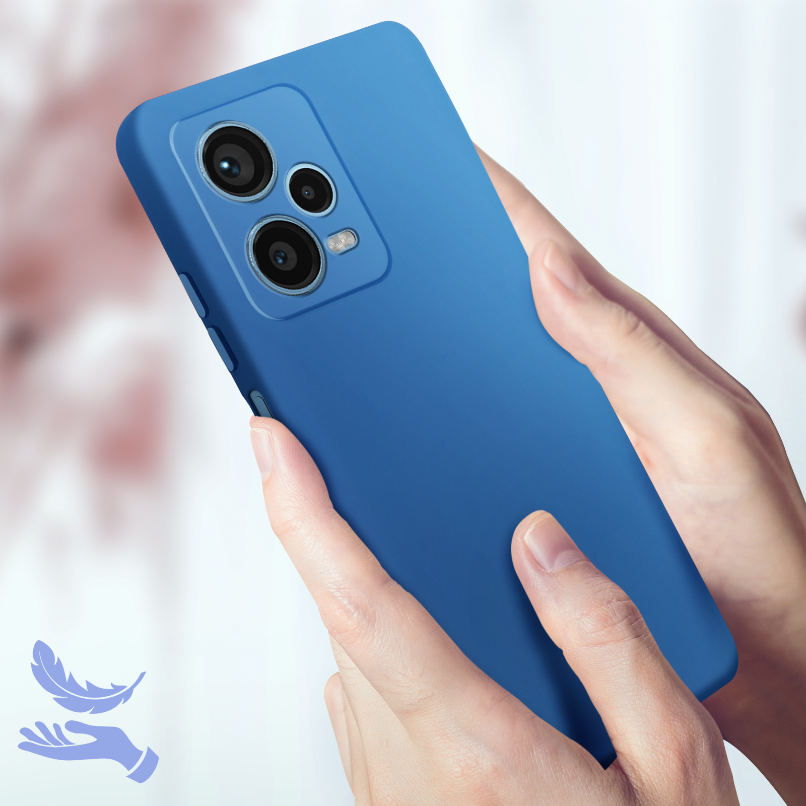 Un telefono blu tenuto in mano, con un'icona di piuma e mano. Il telefono ha un modulo fotocamera.