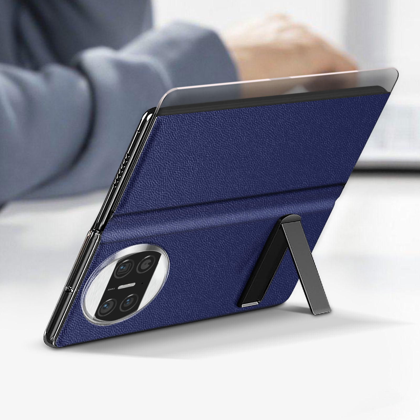 Blaue Handyhülle mit Ständer. Telefon hat mehrere Kameralinsen. Weißer Hintergrund.