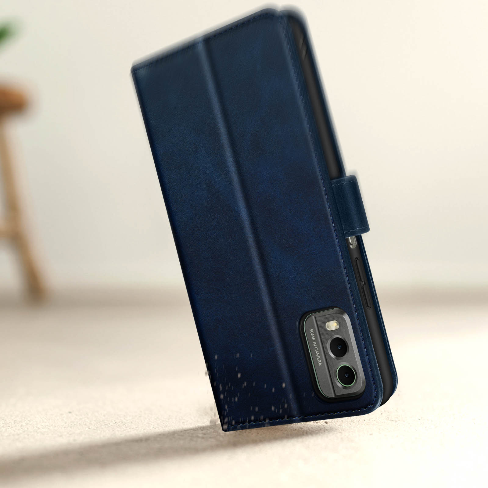 Custodia del telefono blu chiusa. La custodia ha un lembo e un ritaglio per la fotocamera. Lo sfondo è un tavolo di legno.