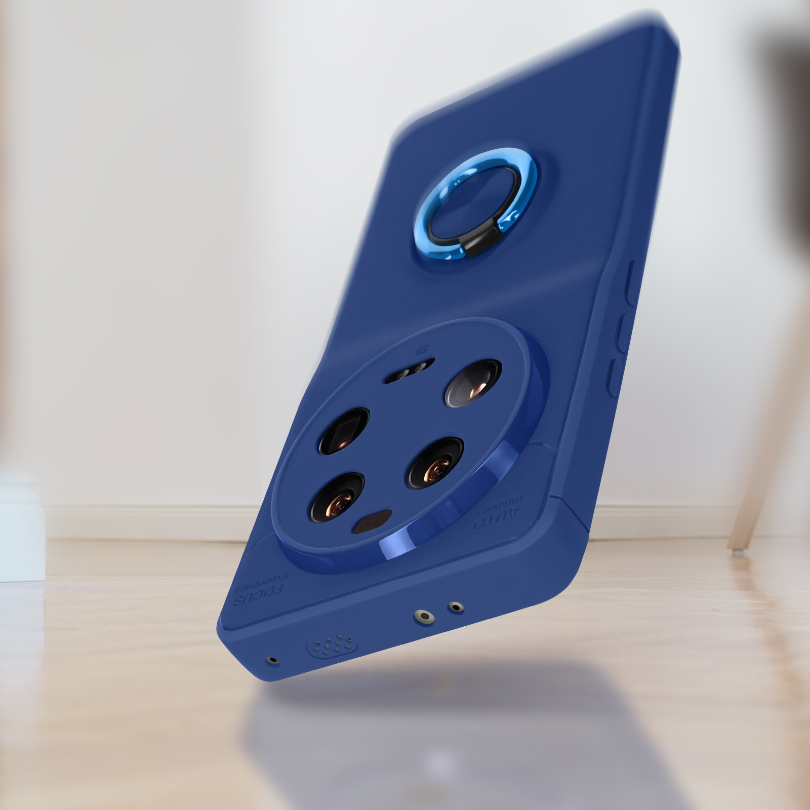 Una custodia per telefono blu con un supporto ad anello. La custodia è su sfondo bianco.
